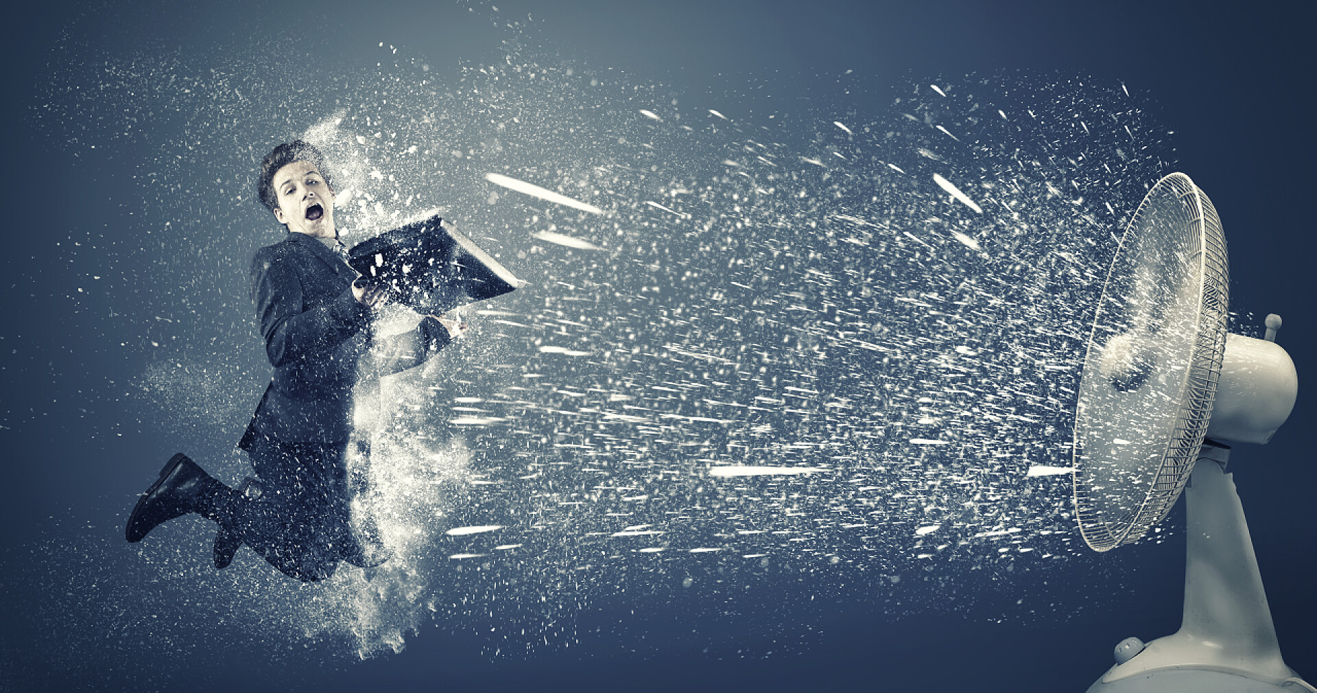 商务飞行在强力风扇吹飞商人