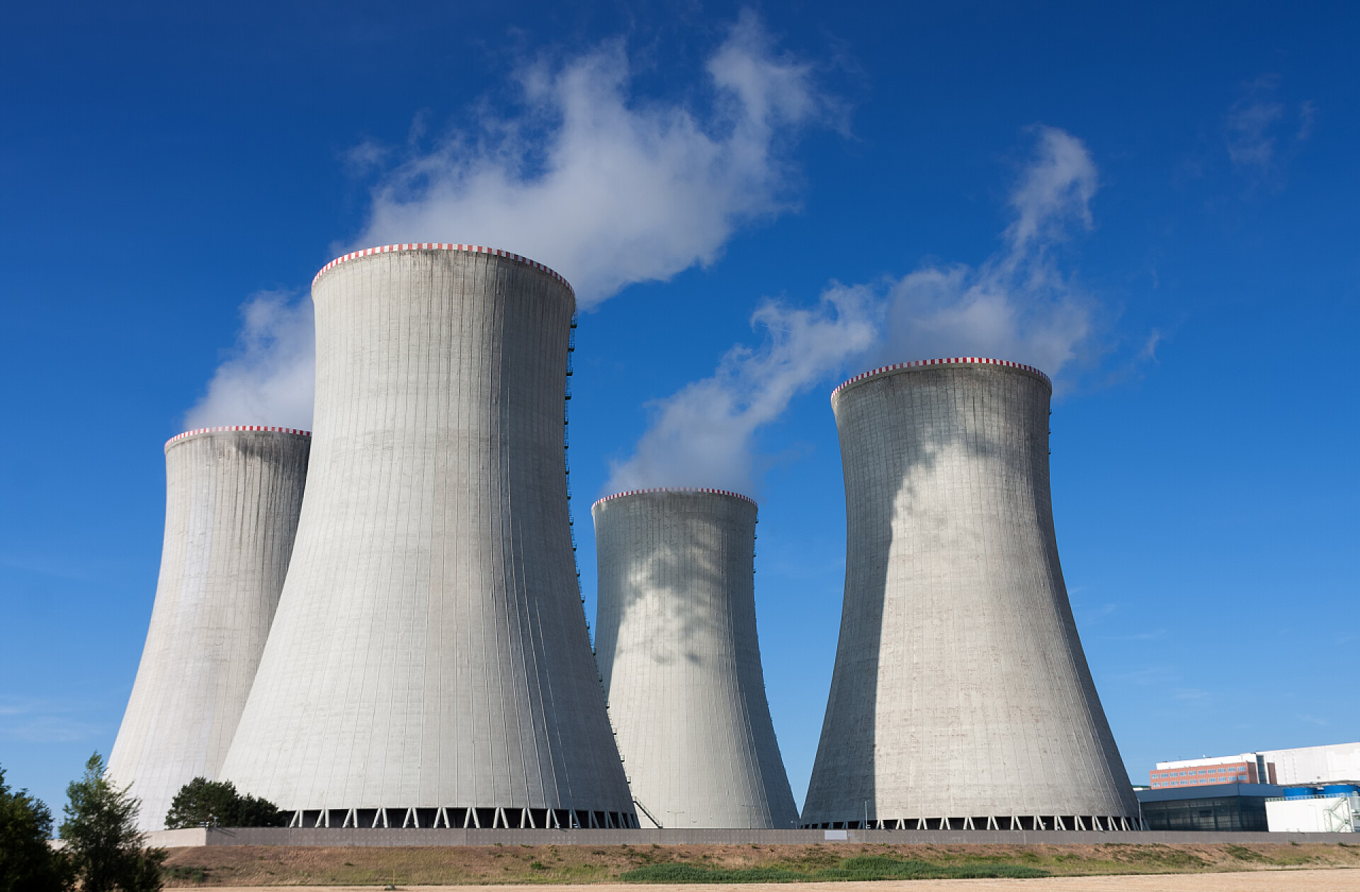 蓝色天空下四个烟囱核发电站