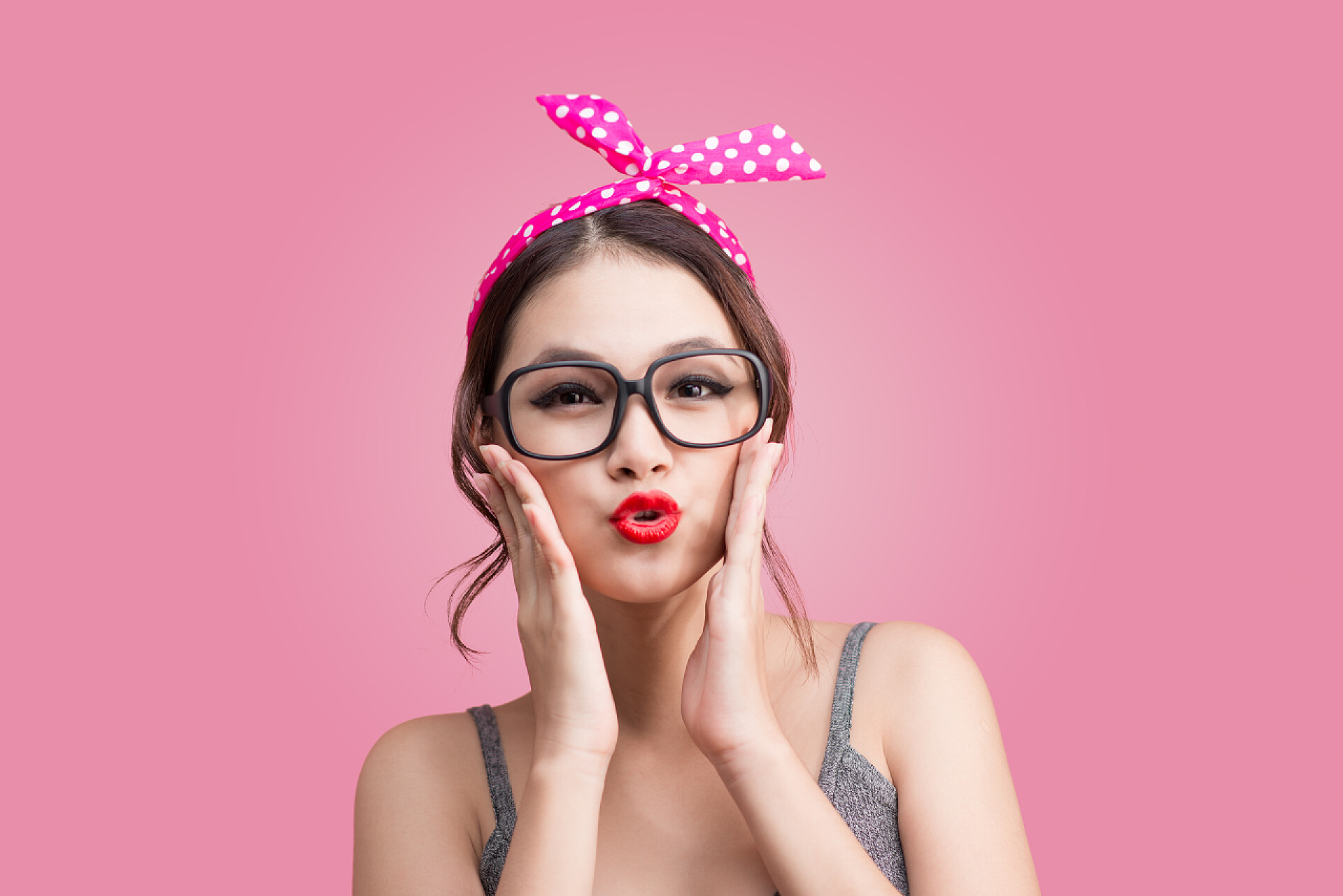 粉色背景上美丽的亚洲女人