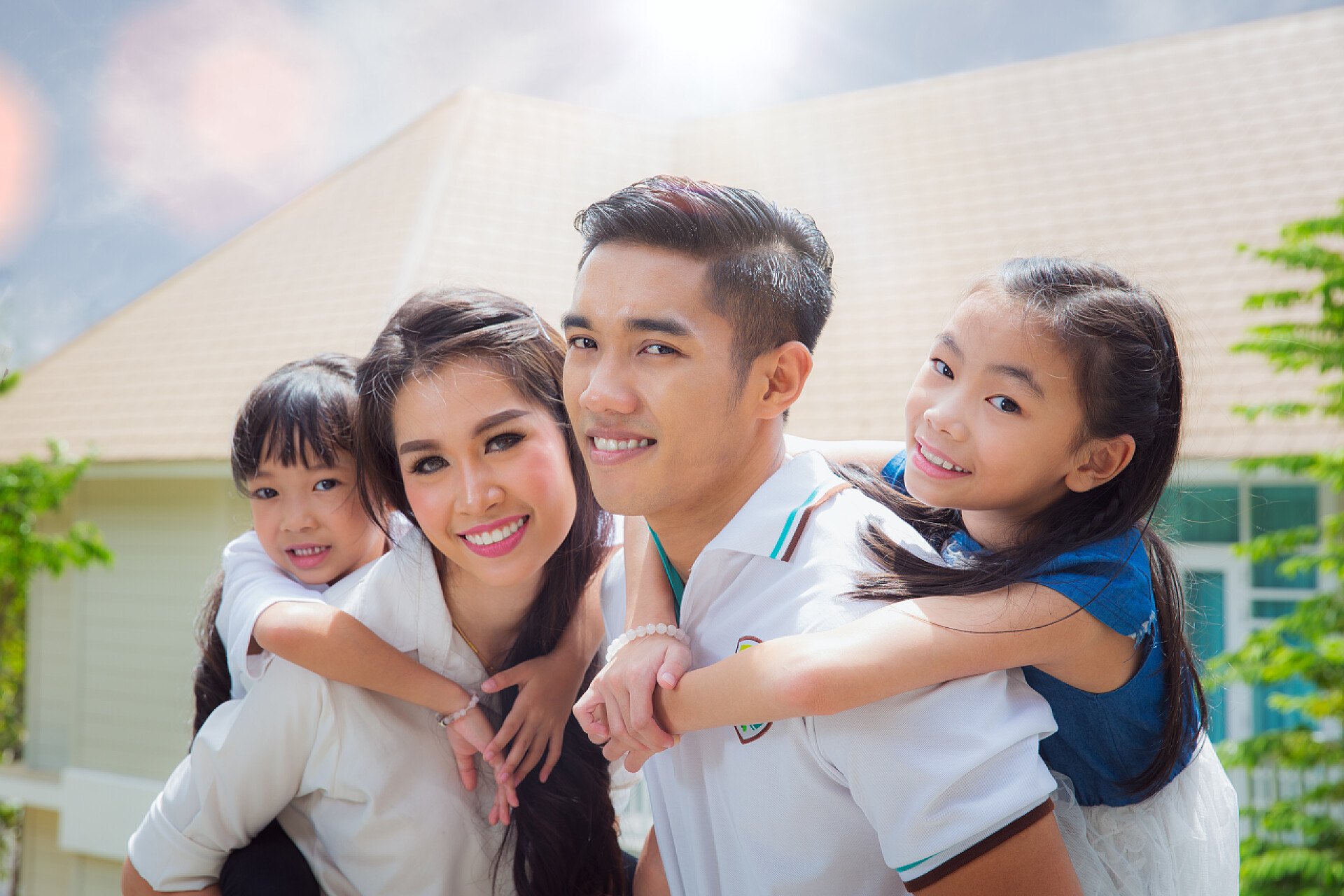 站在一起微笑的一家四口