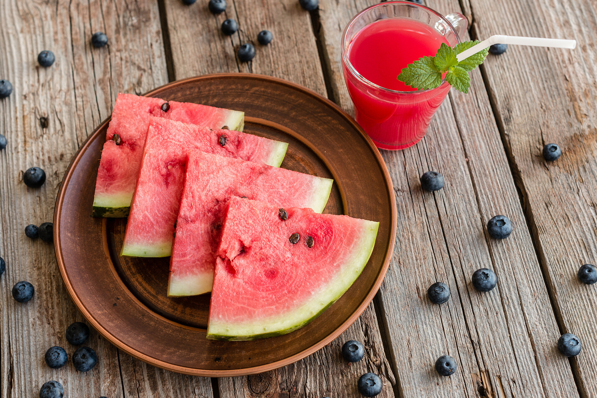水果木桌上的新鲜西瓜和西瓜汁和蓝莓