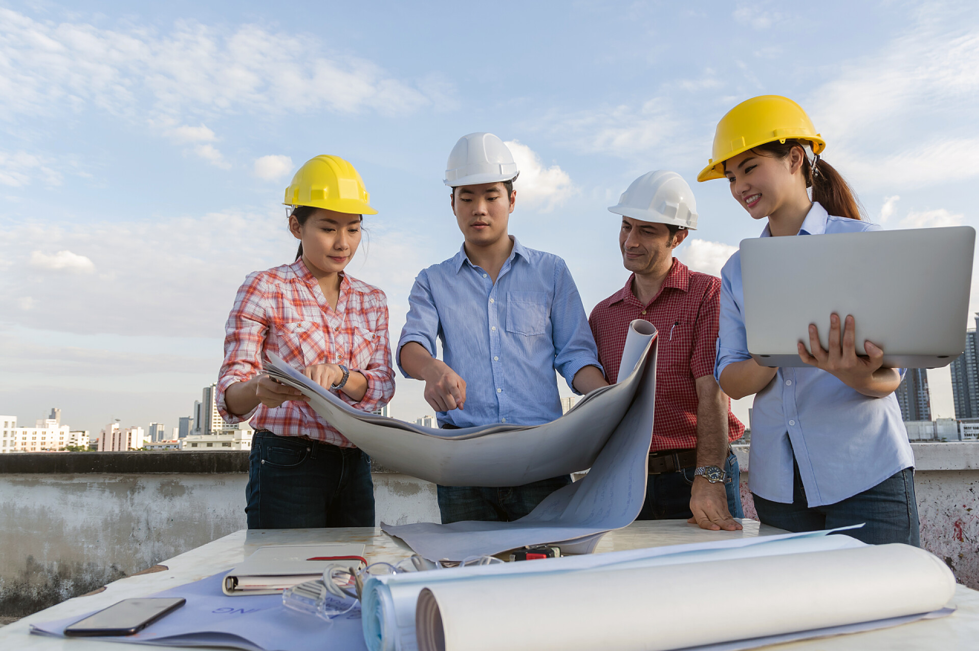 工程师团队在建筑工地讨论施工蓝图