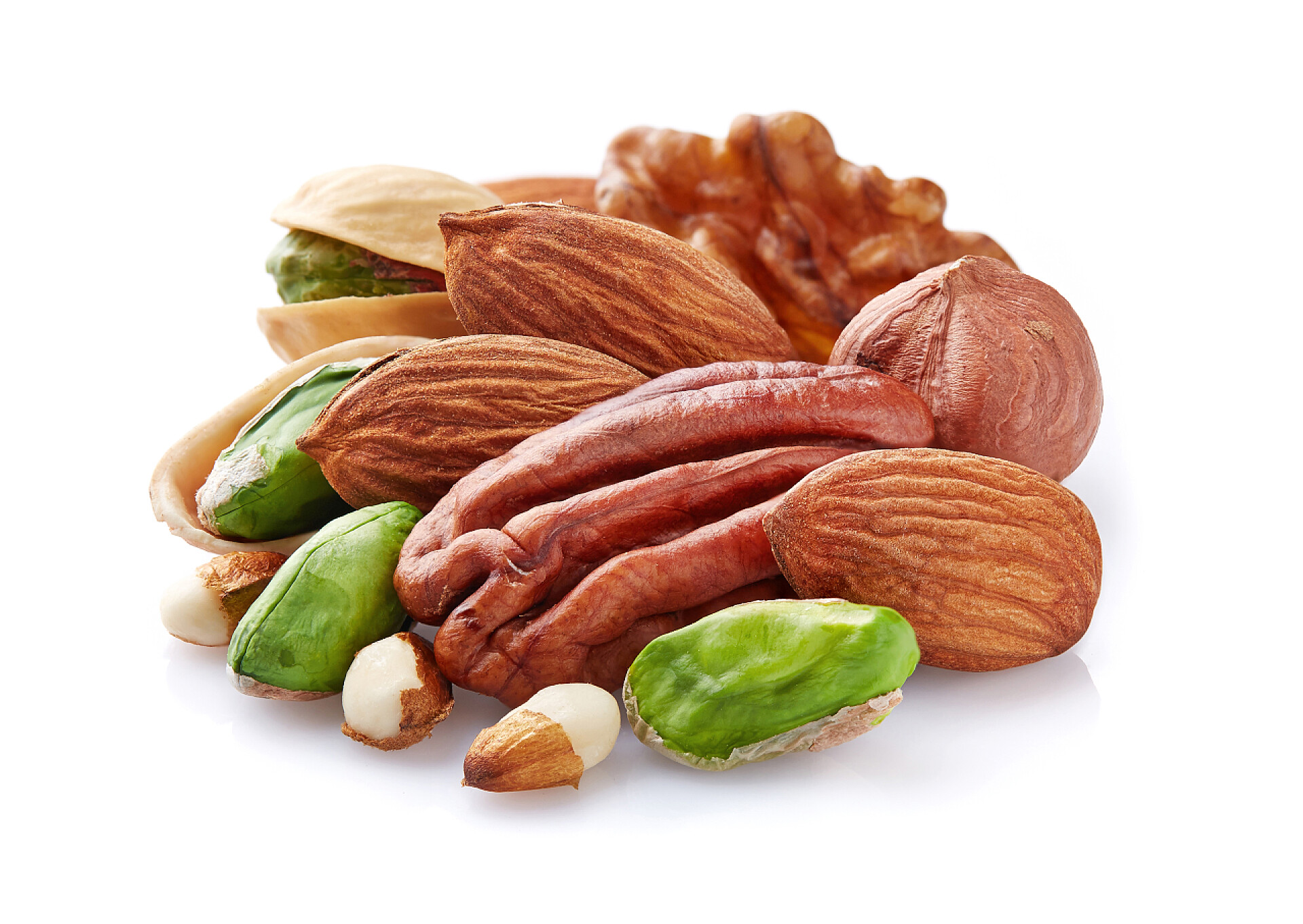 白色背景上的坚果