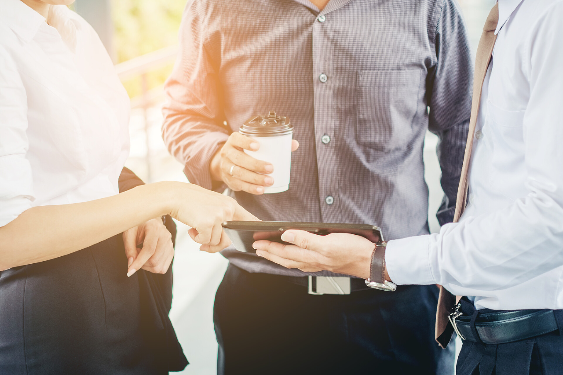 商务集团业务员给商人介绍方案