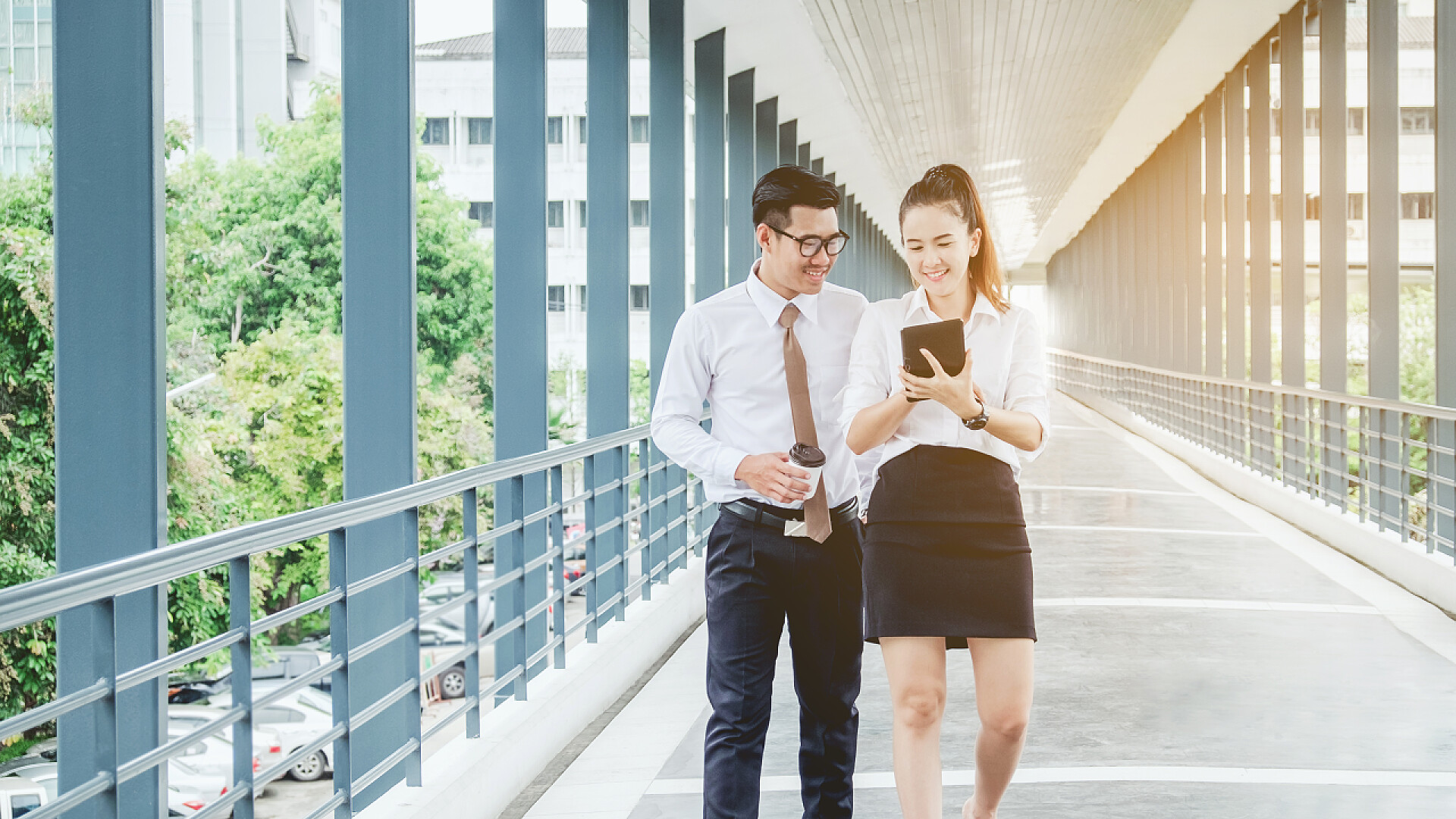 商务业务员边走边向客户介绍产品
