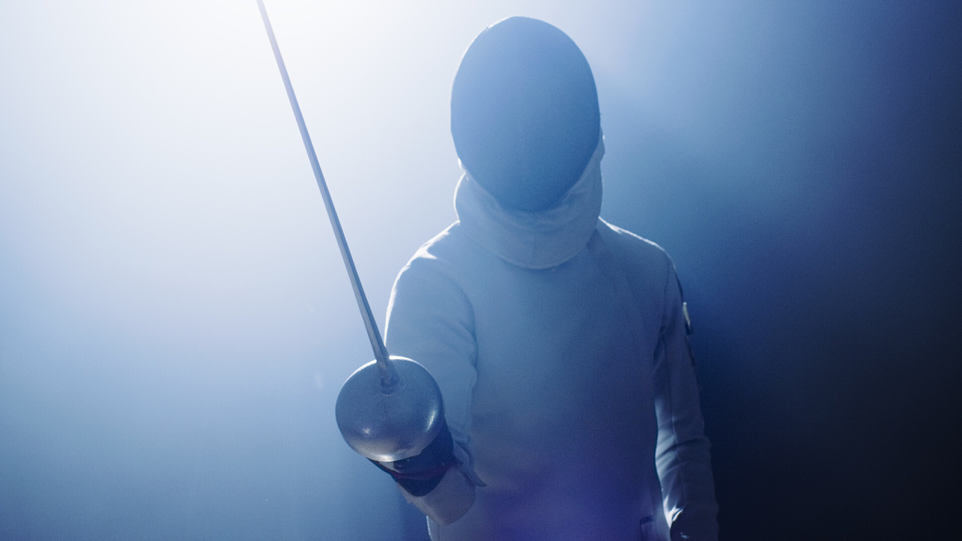 运动体育手拿击剑准备比赛的人