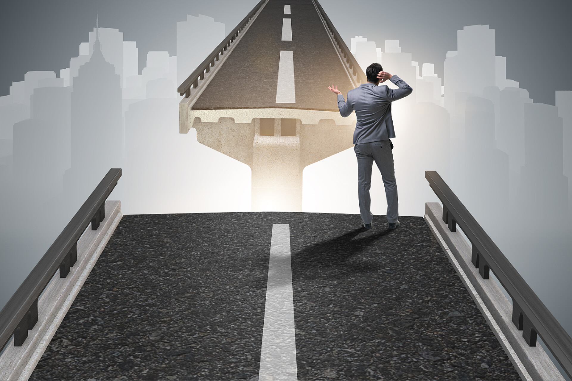 一位年轻的商务人士面对断掉的桥梁感到迷茫