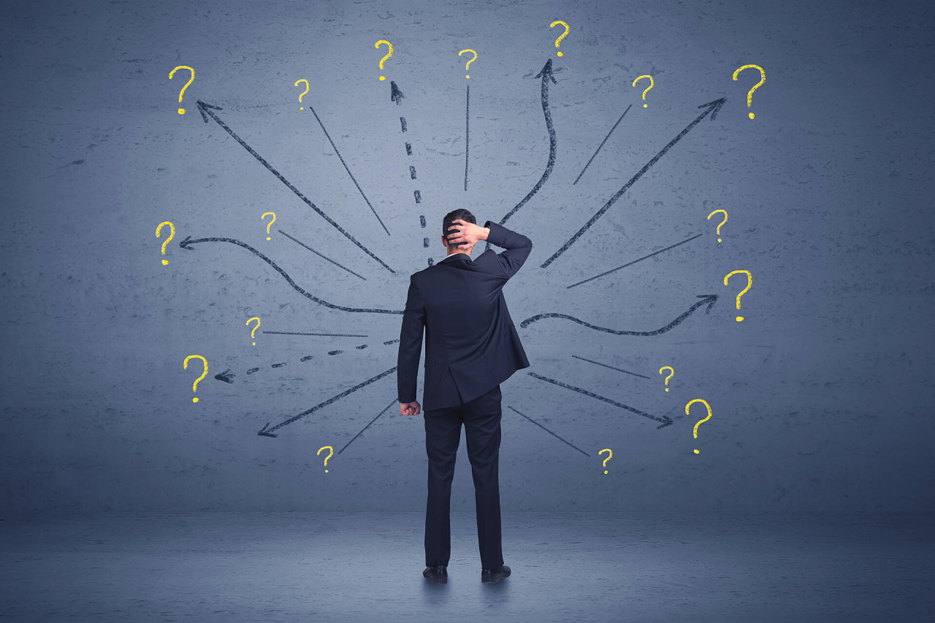 商人站在前面遇到许多问题疑问