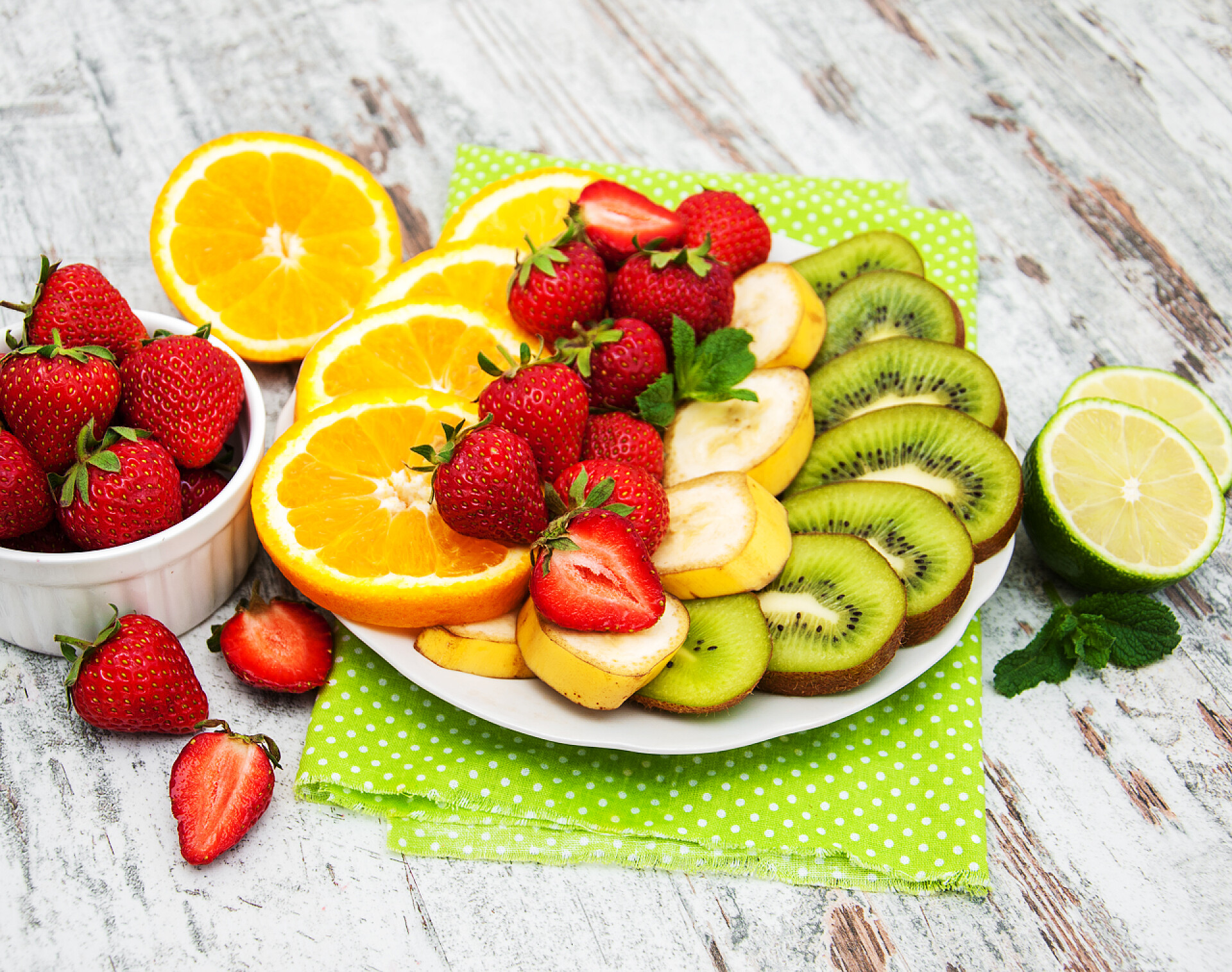 水果盘子里不同水果放在木制的桌子上