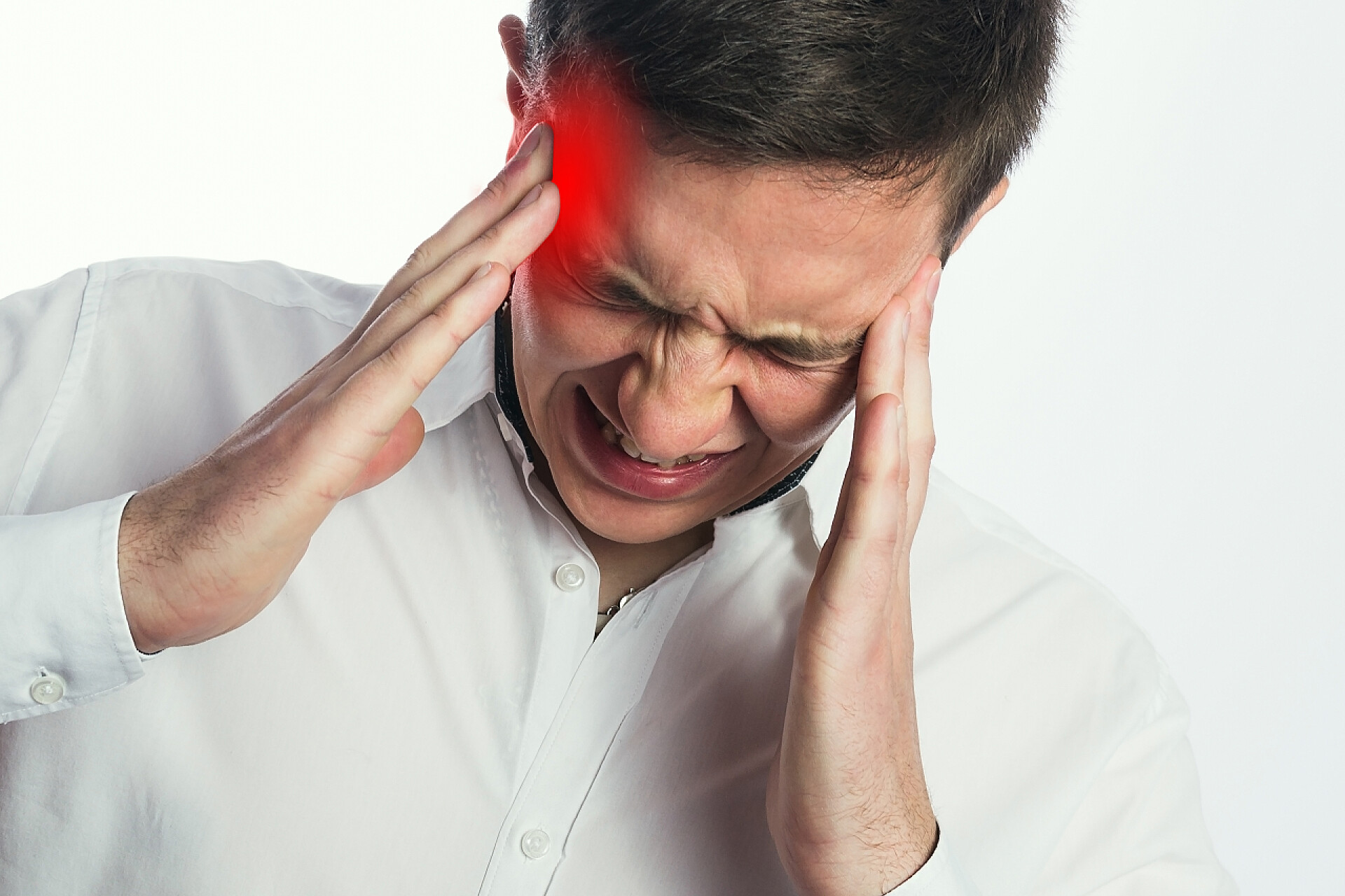 医疗健康一名年轻男子头痛