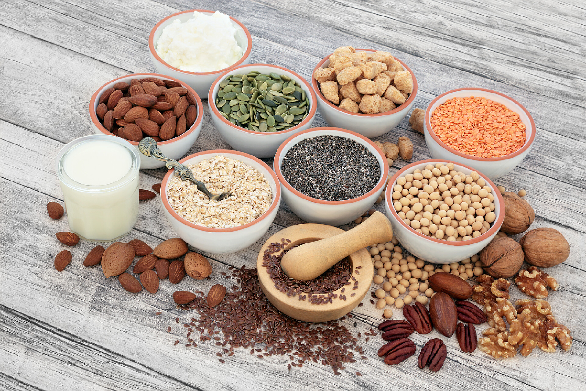 保健食品木桌上放着纯素食保健食品