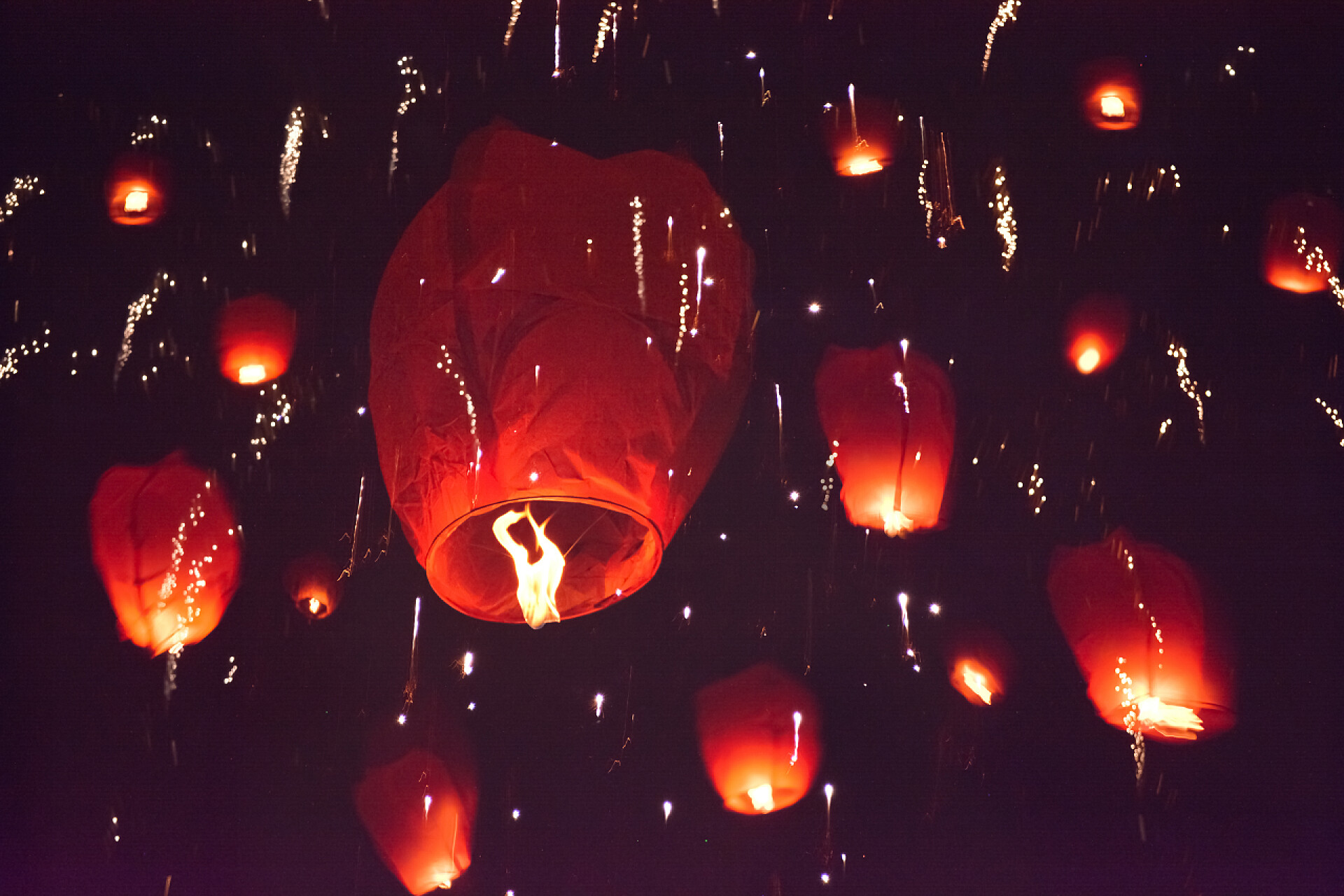 节日热点夜空中的孔明灯灯笼在空中飞翔