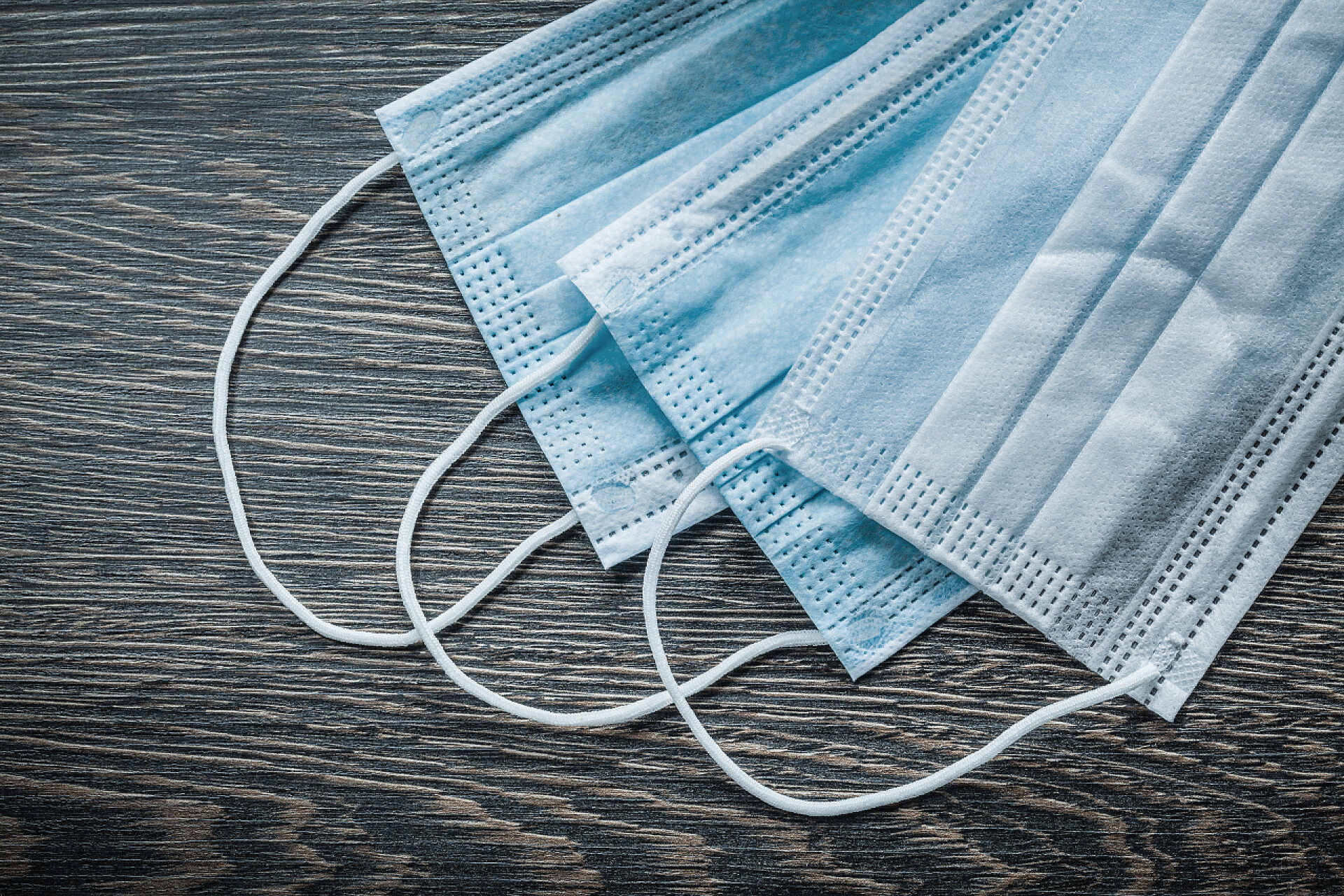 医疗健康老式木板桌上的医用一次性口罩