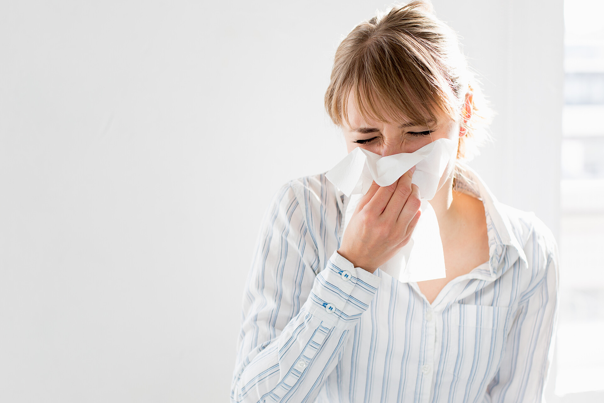 医疗女孩用口袋纸巾擤鼻子