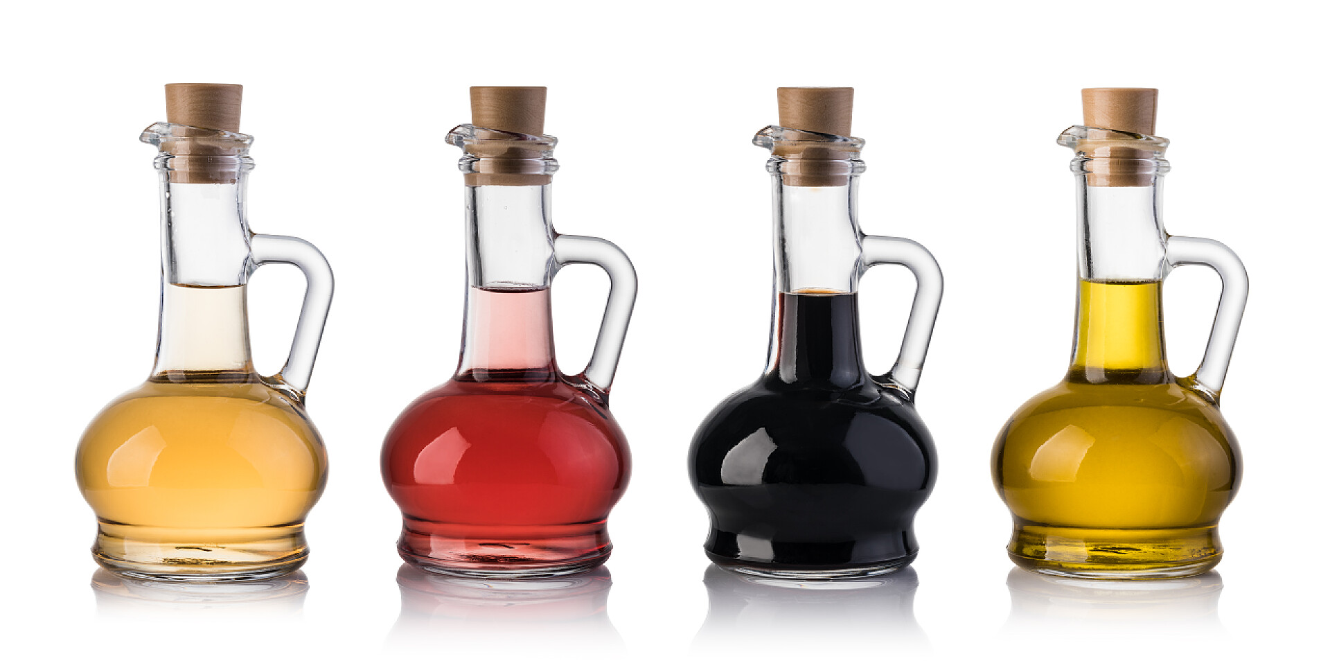 白色背景的橄榄油和醋瓶