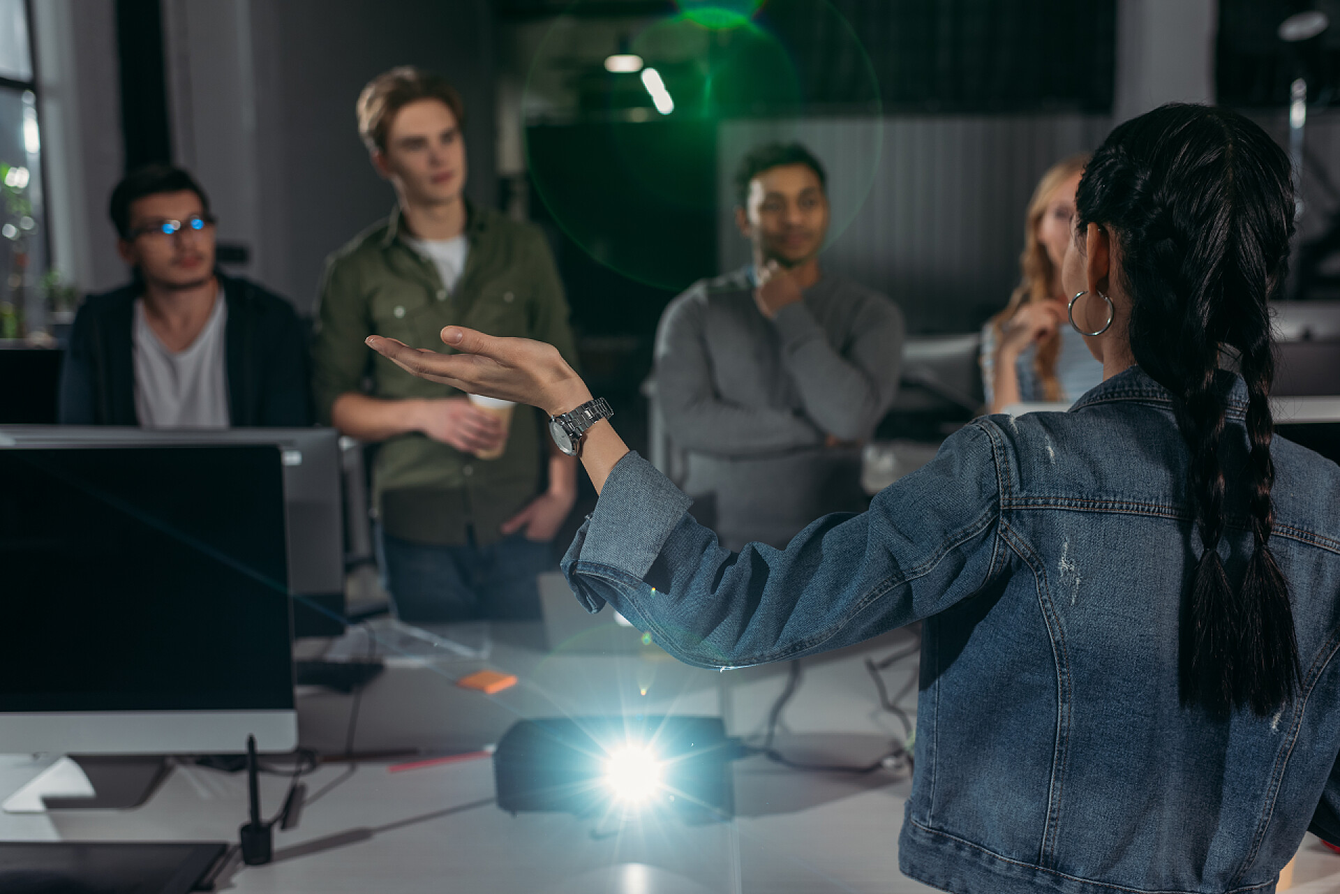 商务员工在办公室听组长介绍方案