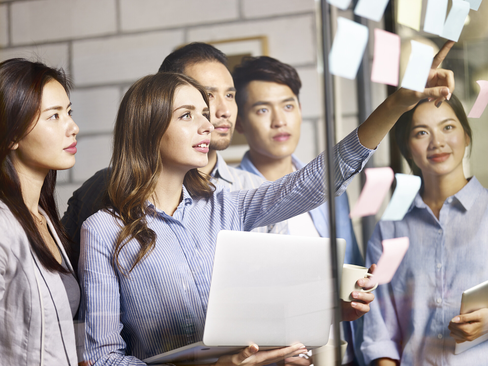 商务利用便签进行发散思维讨论的小组成员