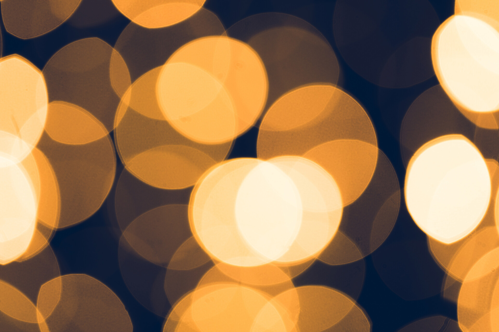 黑色背景上的金色光斑