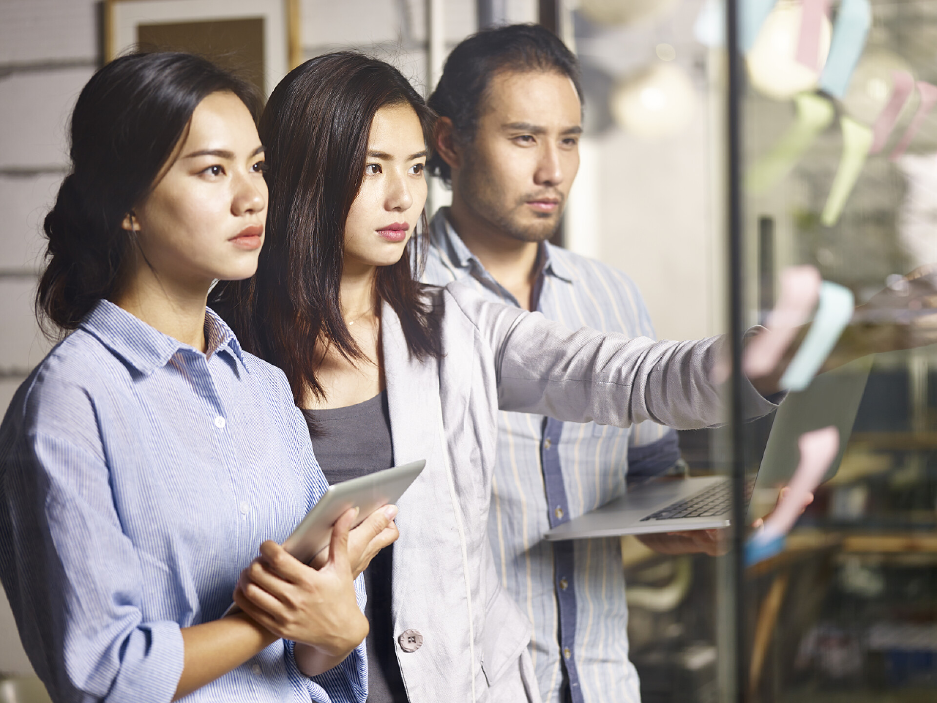 商务利用便签进行发散思维讨论的小组成员