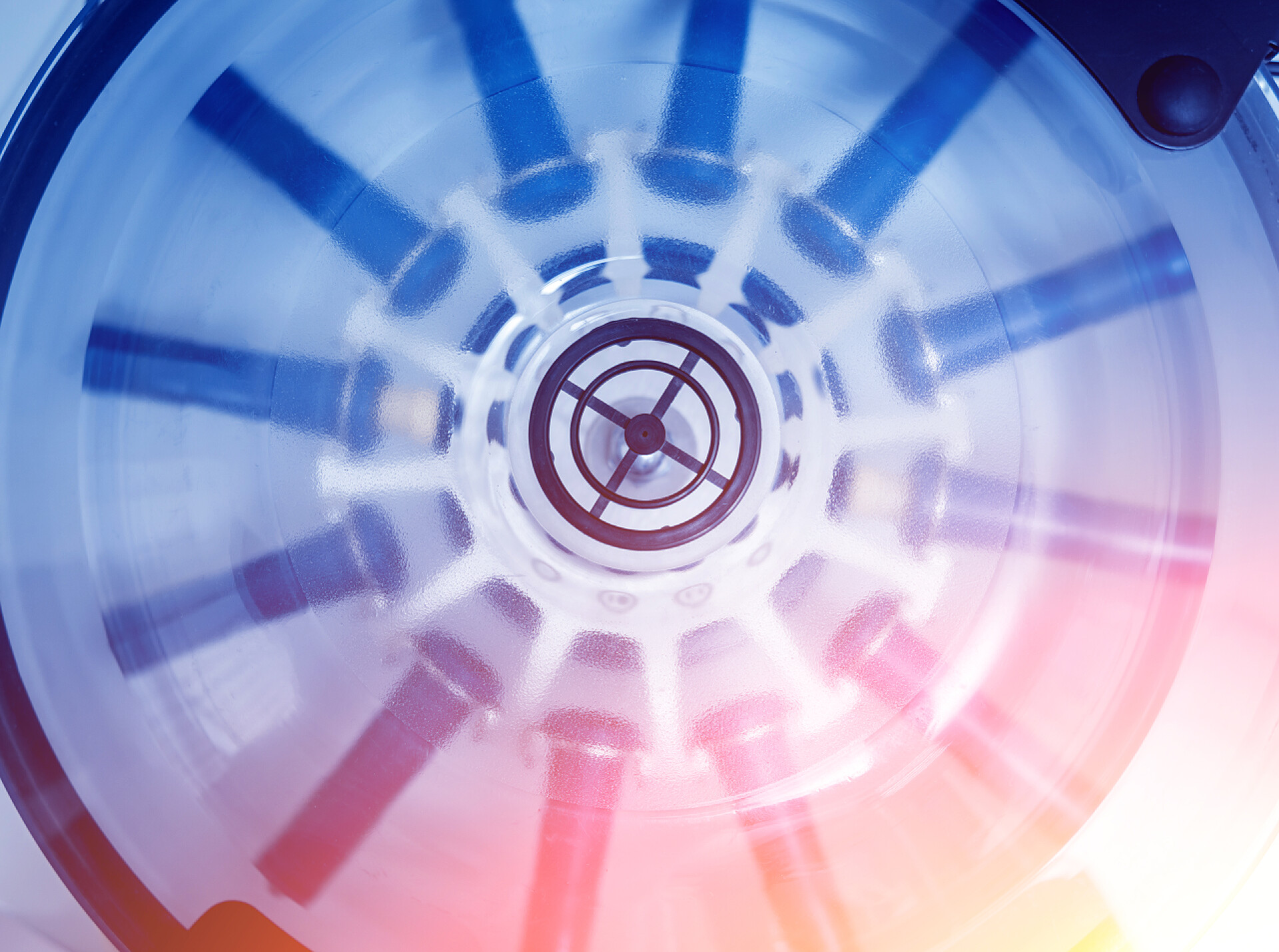 医药科研医疗离心机中装有血液的试管