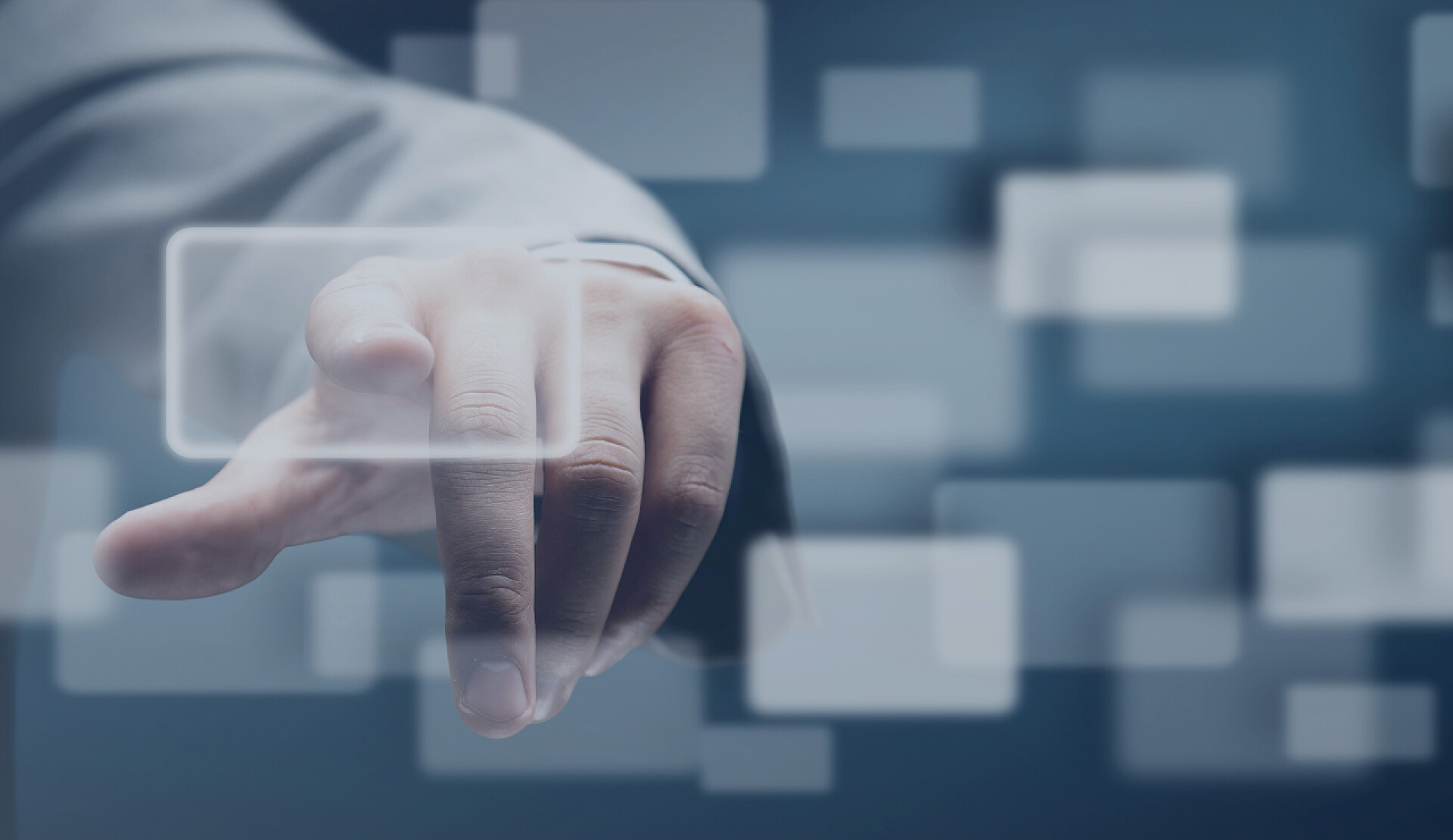 伸出手按下按钮的背景