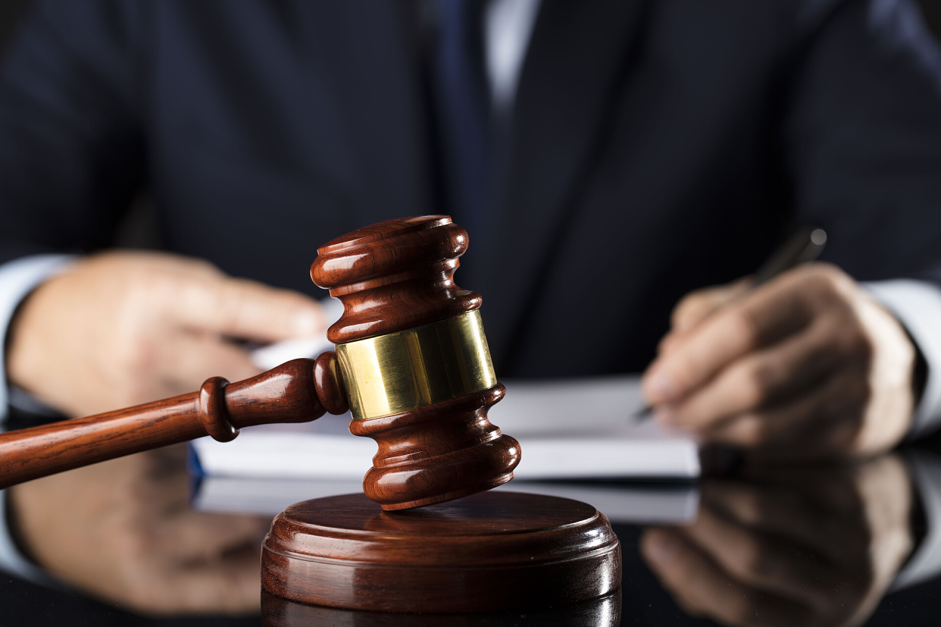 法官签署文件和法官槌