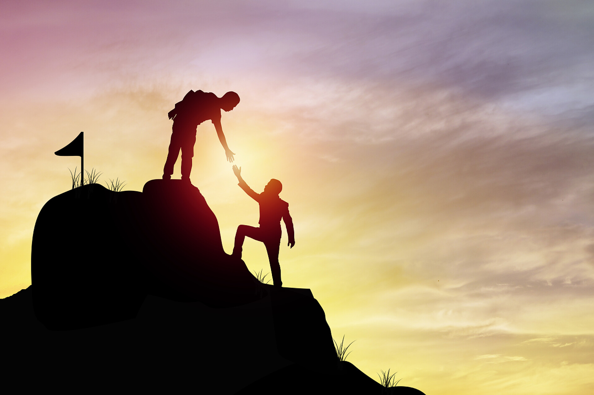 体育运动锻炼团队互相攀山的剪影