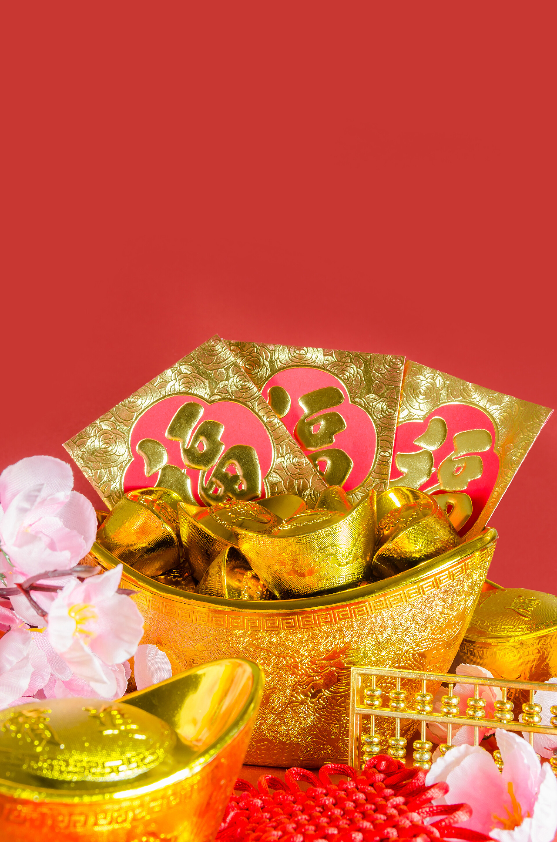 红色背景下的中国新年装饰品