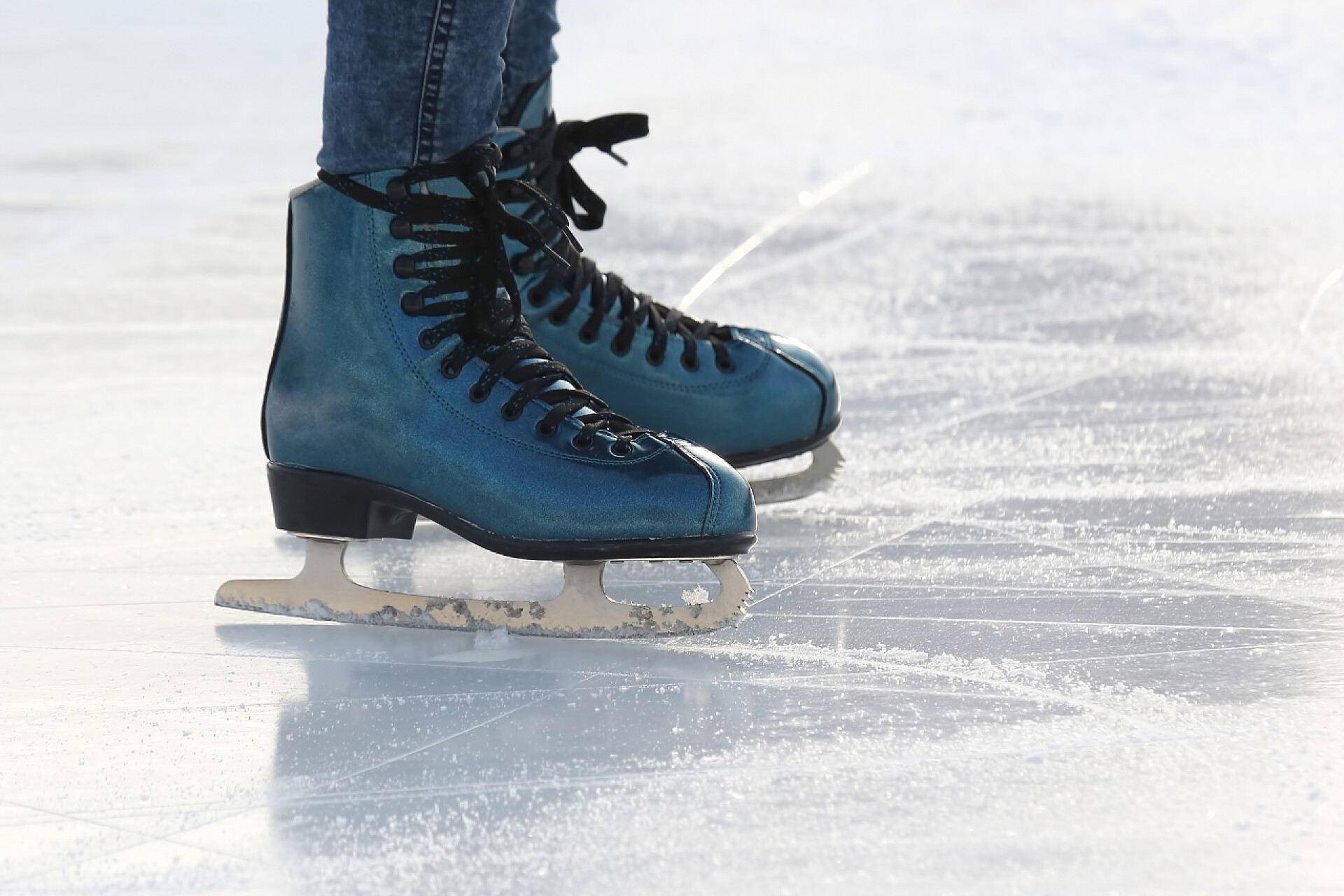 体育运动溜冰场上溜冰人的脚步特写