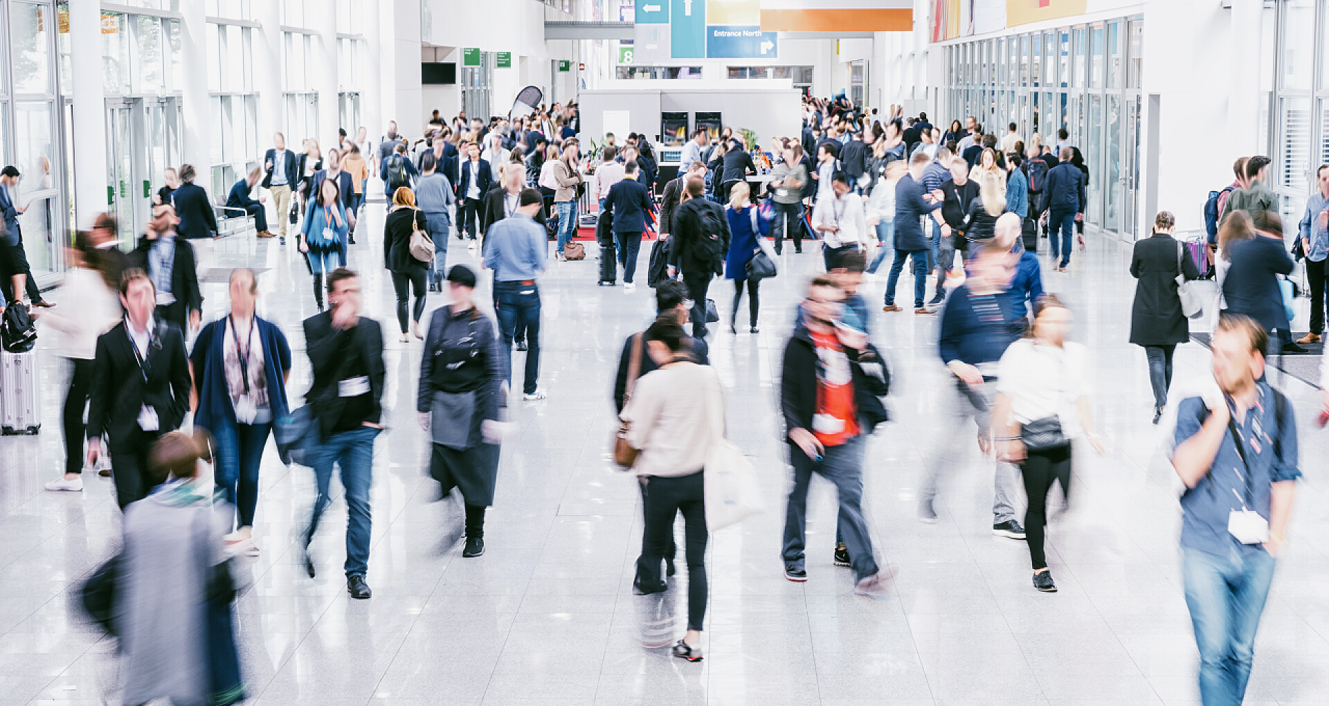 商城大厅里行走的上班族