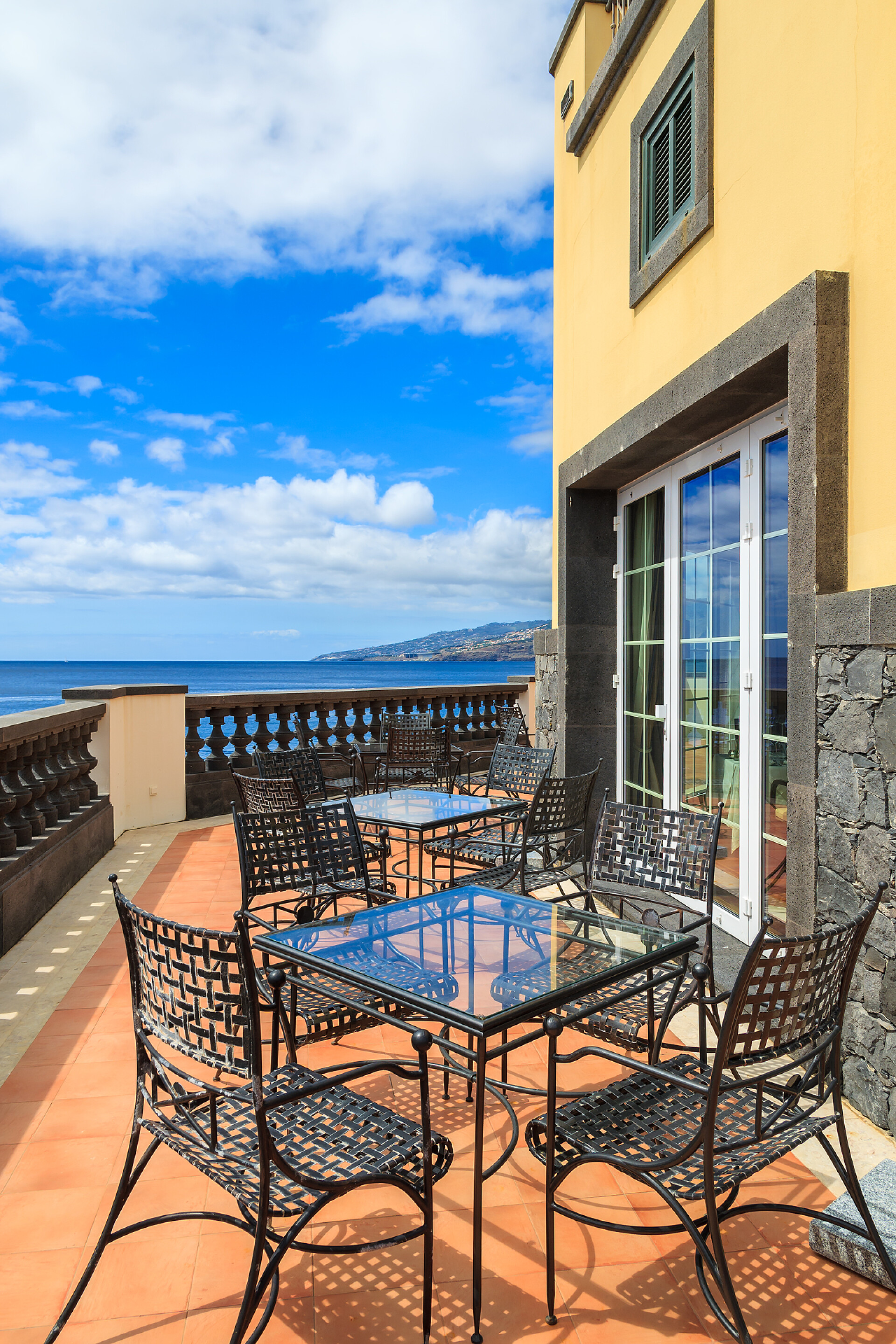 葡萄牙马德拉岛阳光露台桌椅