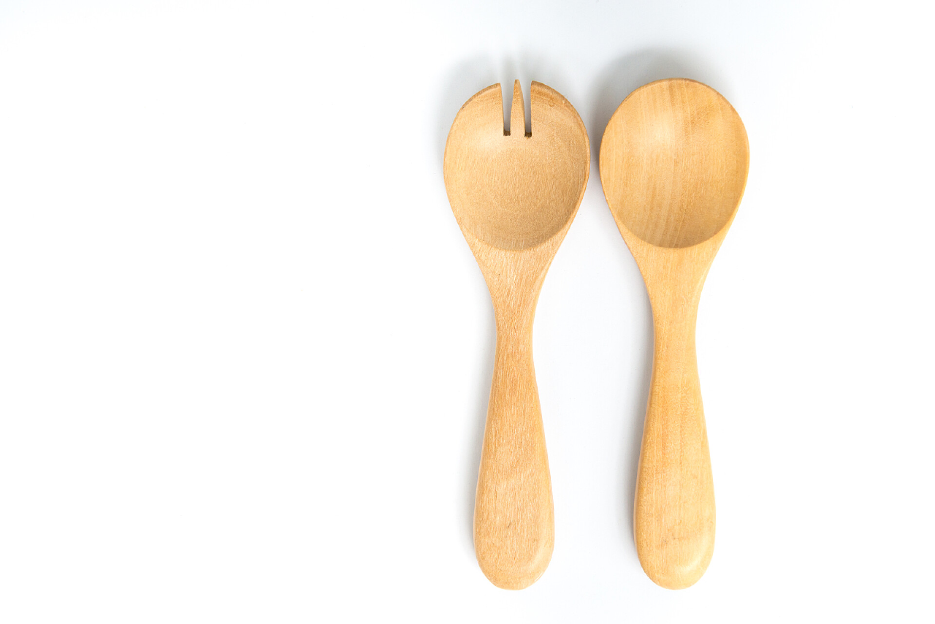 白色背景上的一次性餐具