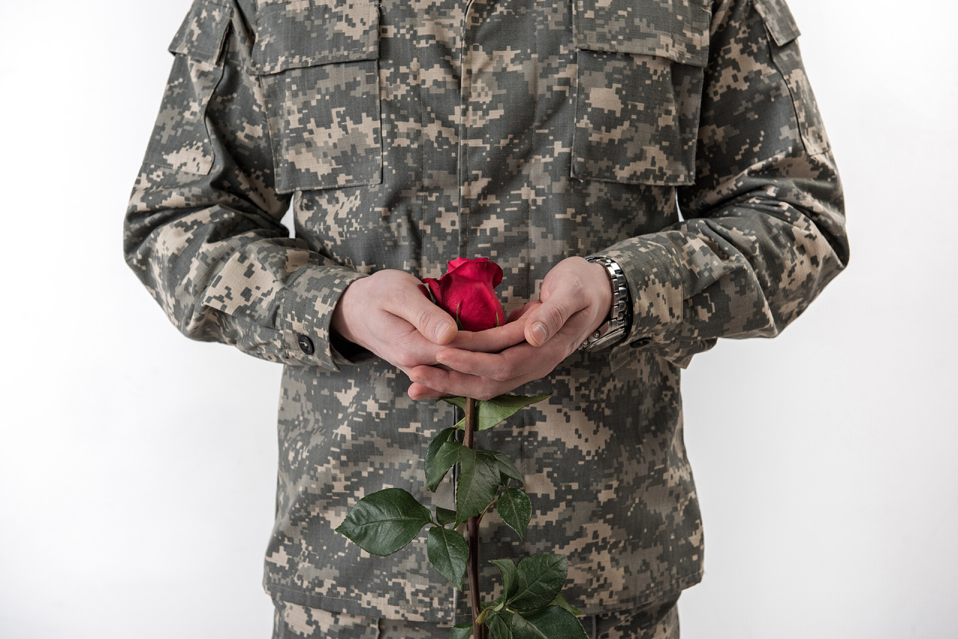 退伍军人站手捧玫瑰