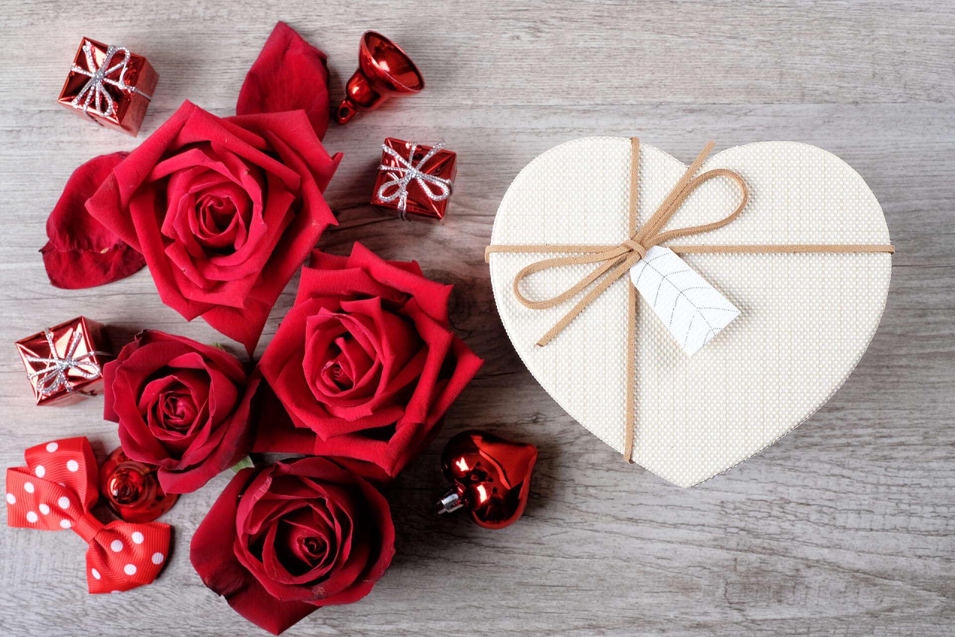 玫瑰与红色礼品包装盒和红色心形