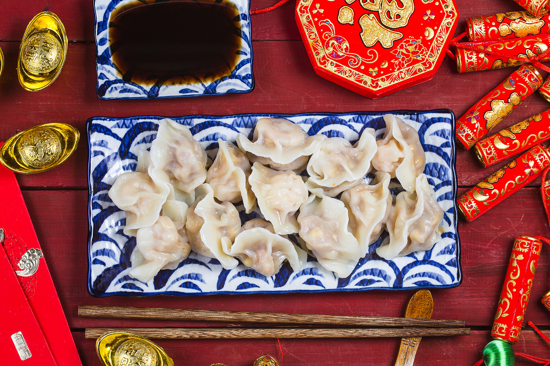 传统春节春节气氛饺子元宝鞭炮