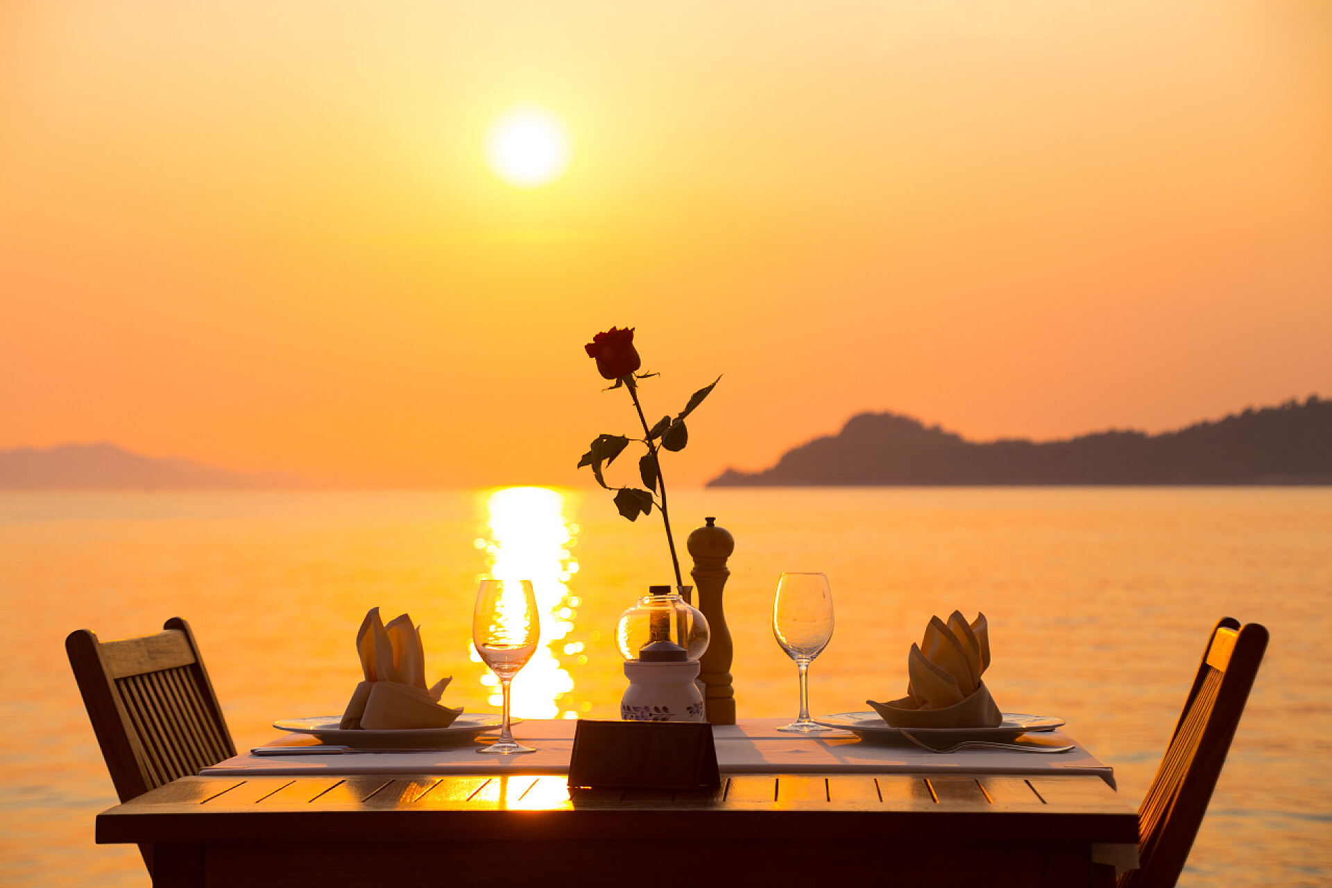 餐厅约会日落时分一海滨餐厅餐桌