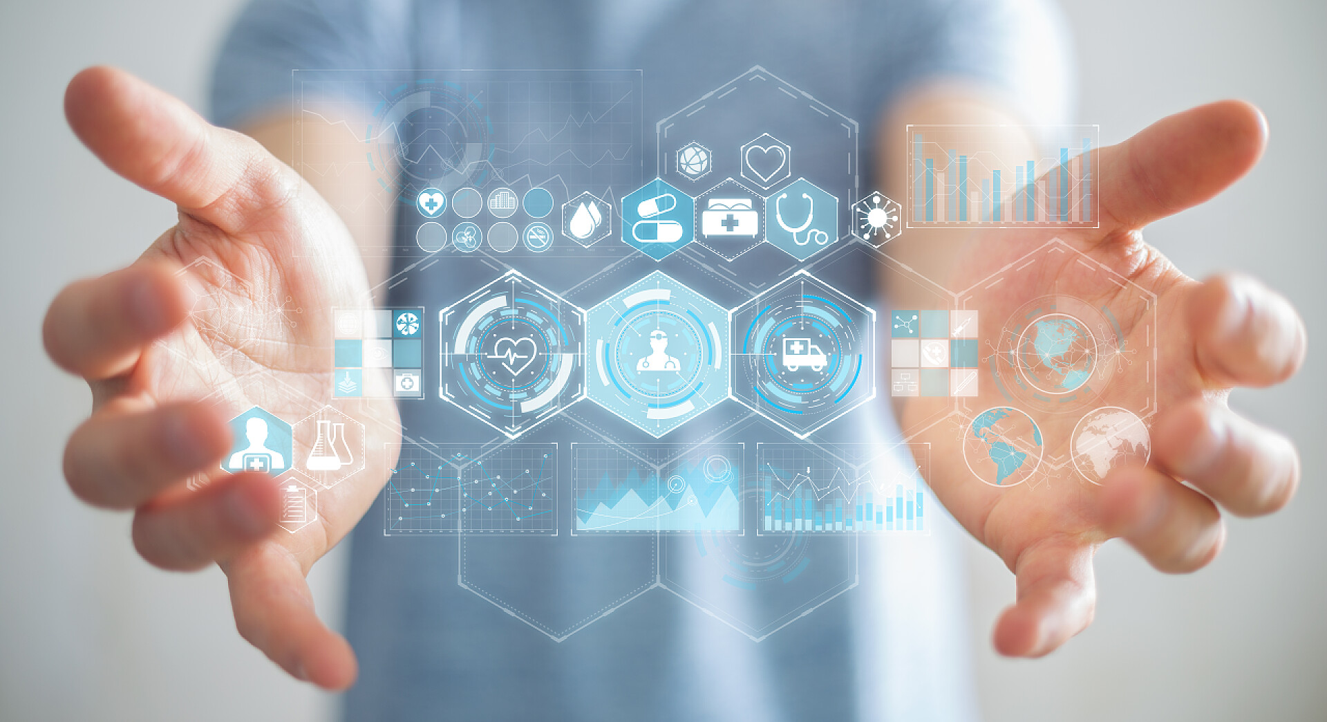 模糊虚化背景前的手捧医疗设备图标