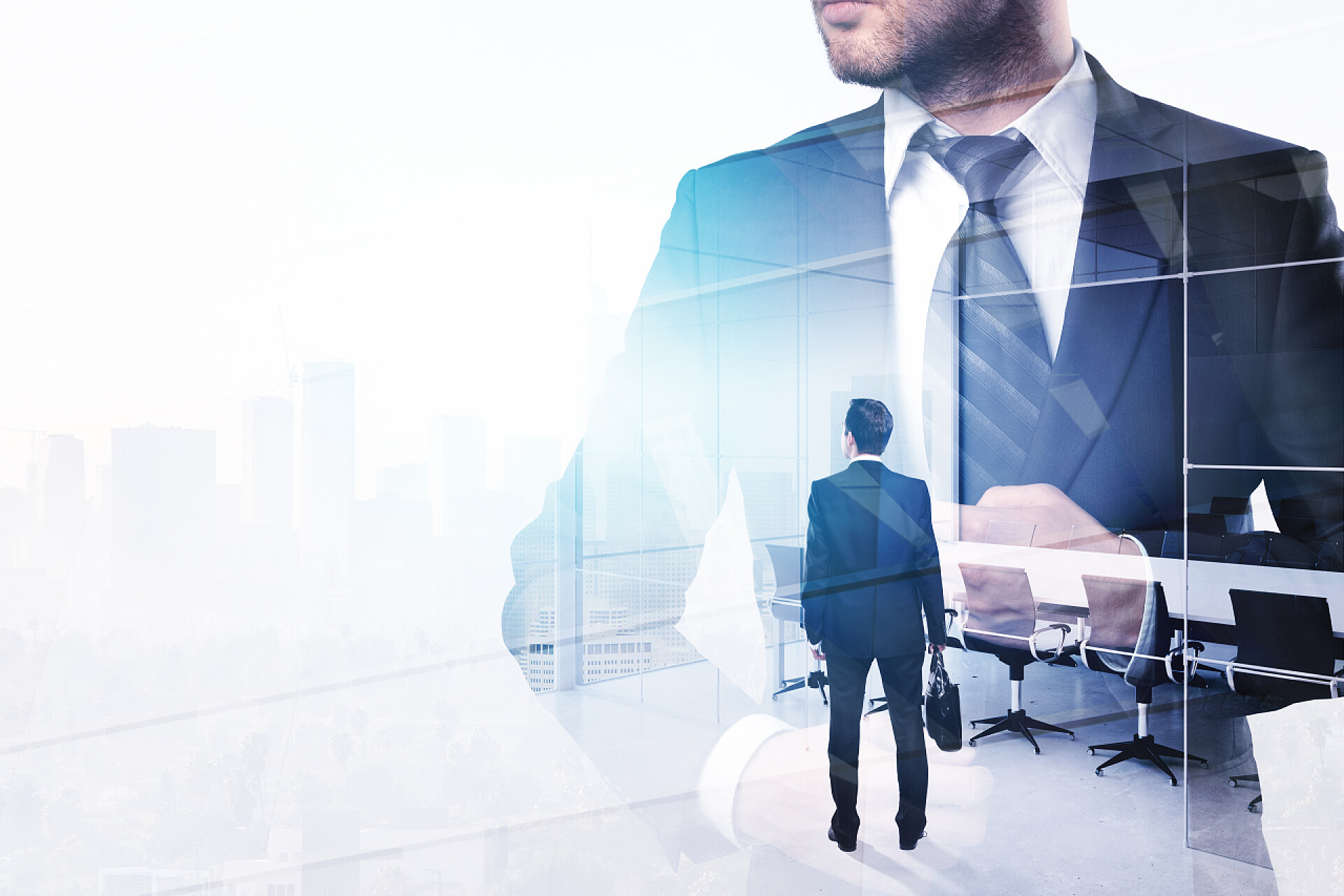 商务商人站在办公大楼与城市融合的背景