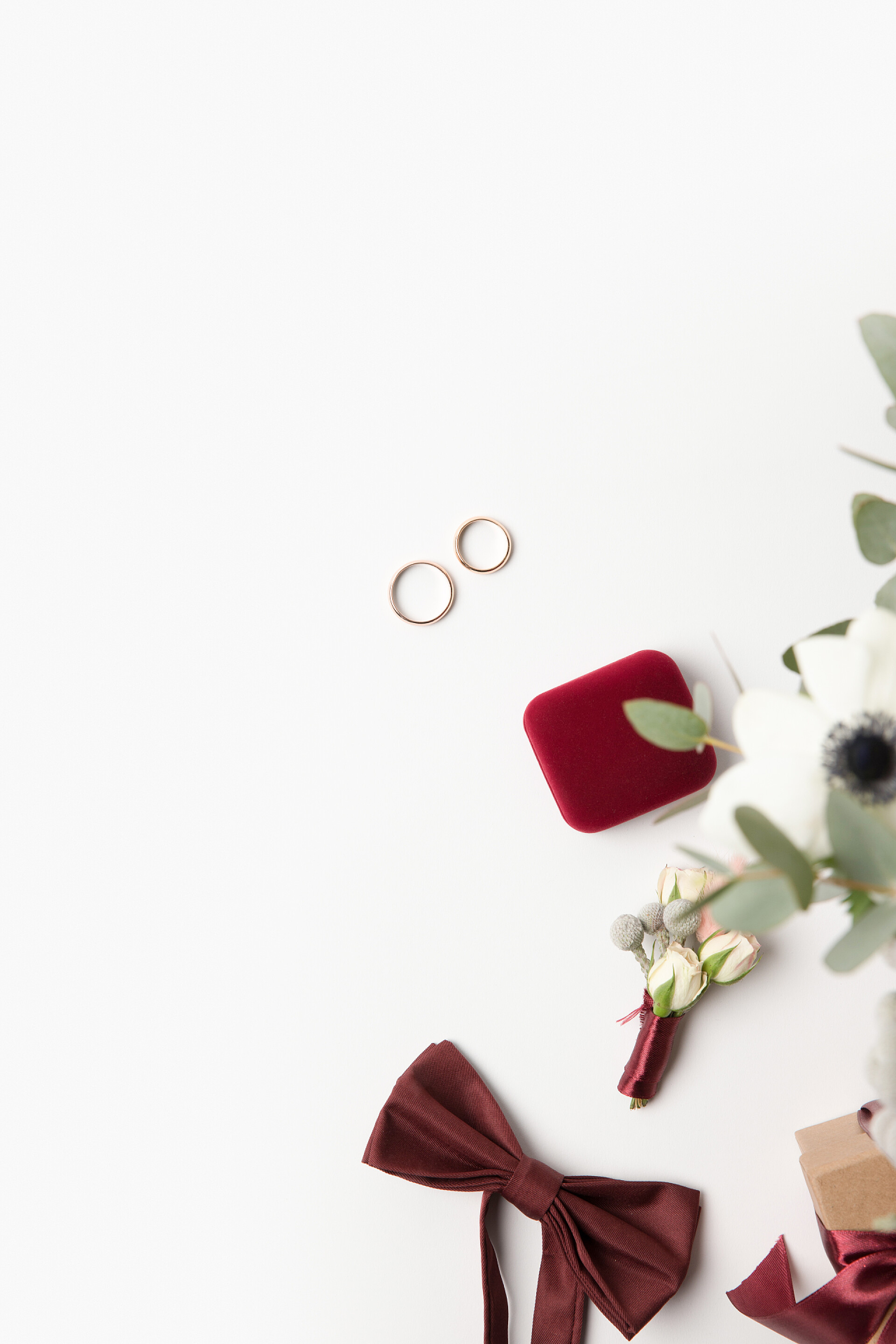 白色背景上的结婚戒指领带夹和首饰盒