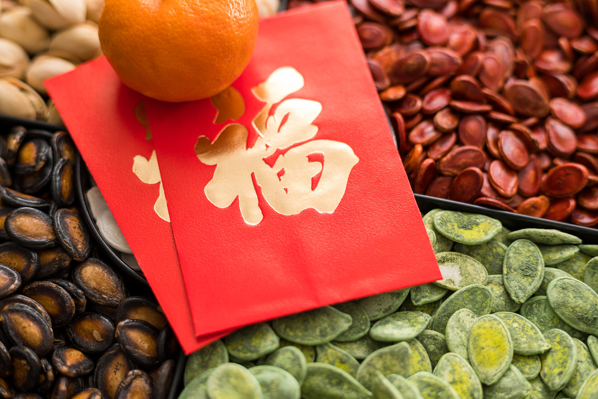 节日热点农历新年瓜子托盘与福字橘子
