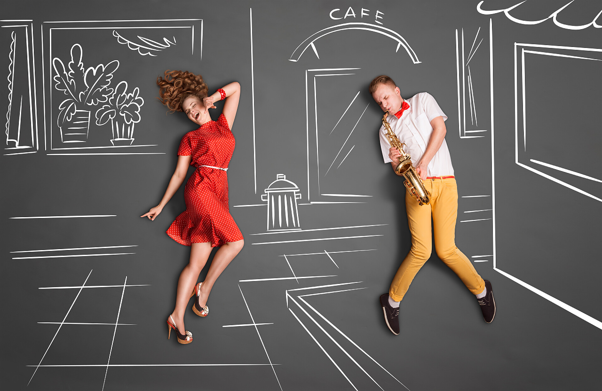 爱浪漫的情侣躺在粉笔画的图纸上