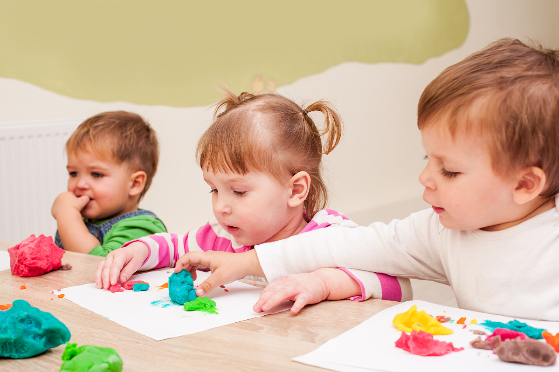 孩子们在桌子上玩橡皮泥