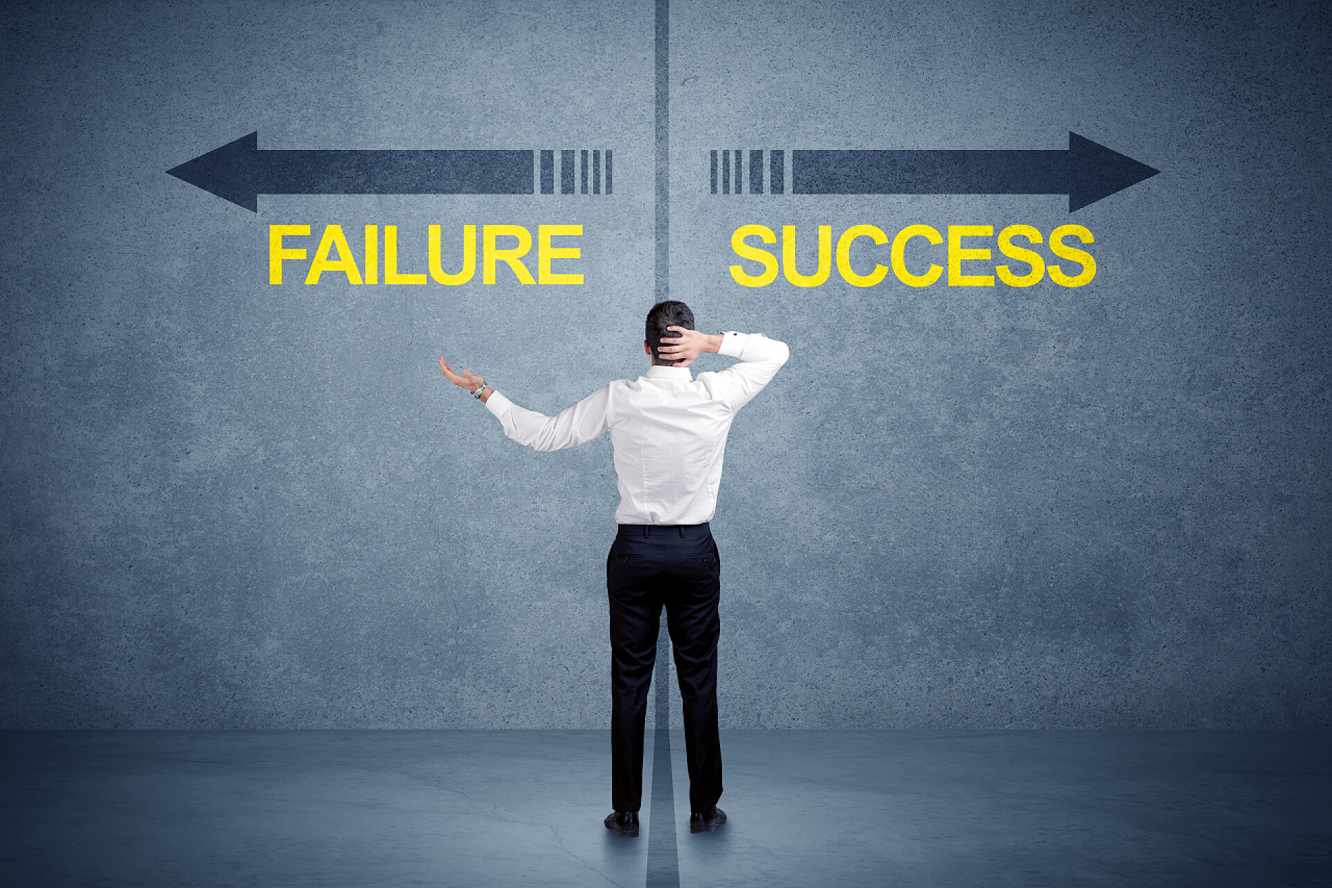 商务站在成功和失败的箭头前的商人