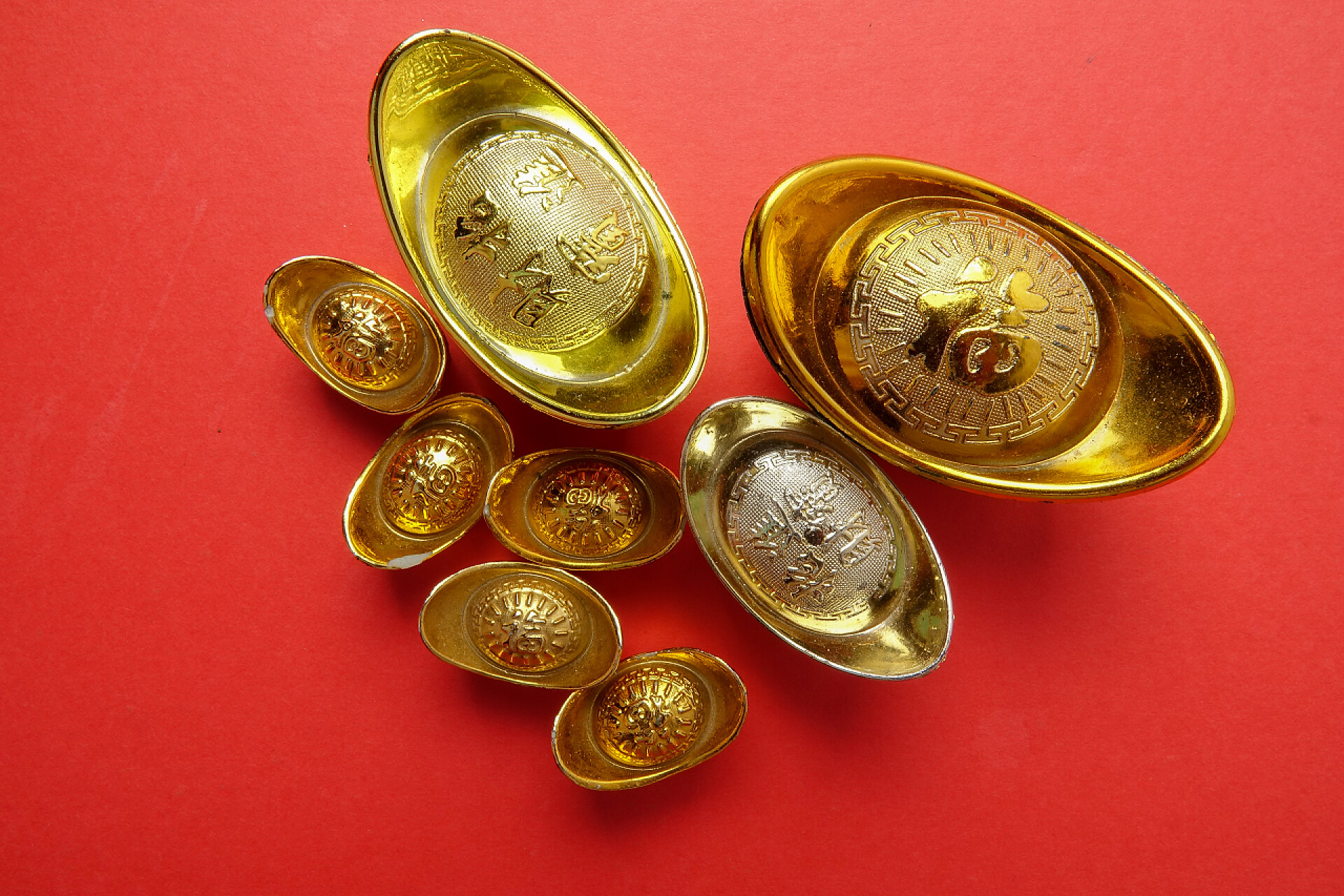 节日热点红色背景上的金元宝