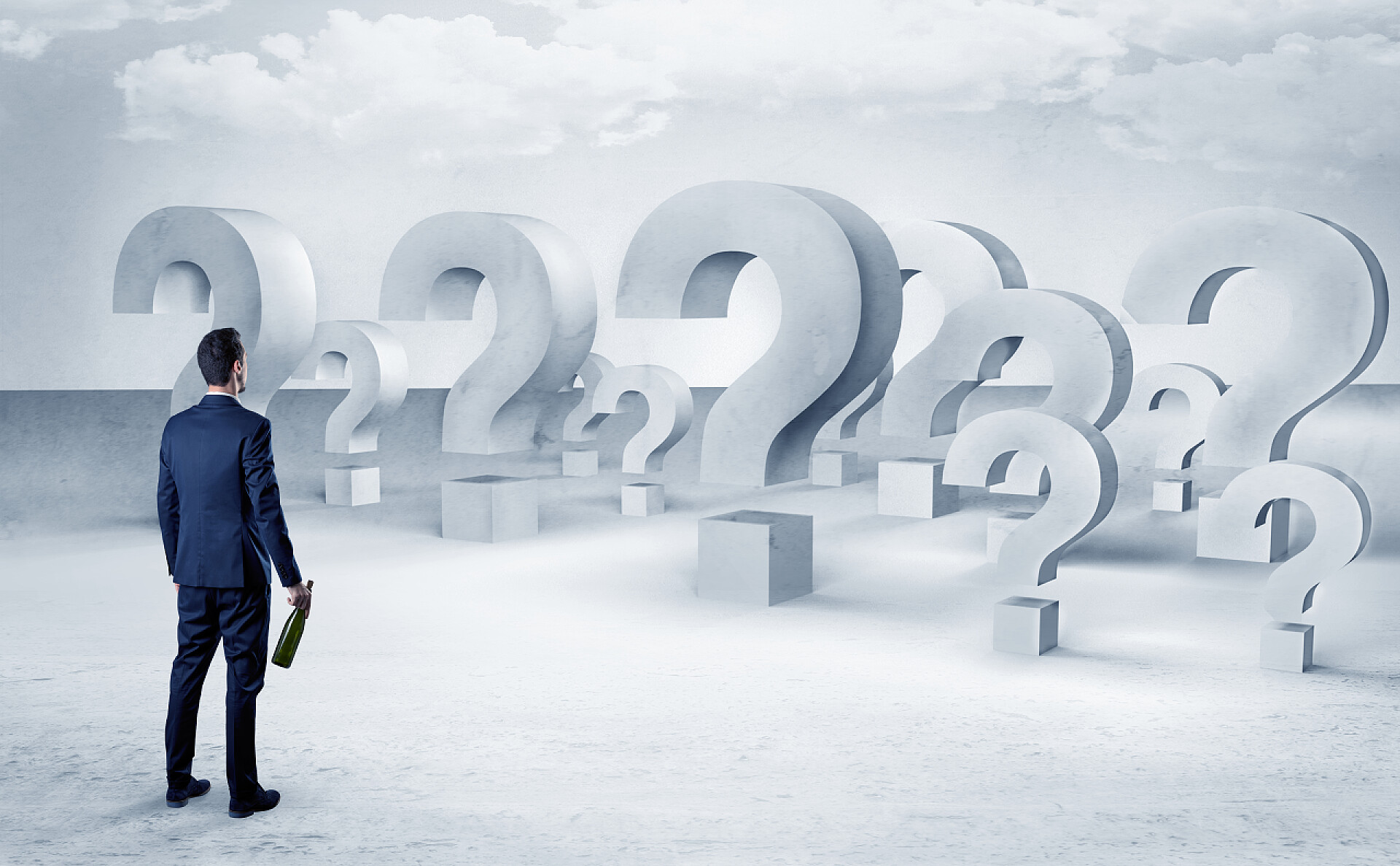 问题困惑商人面对着一堆问号标志站着