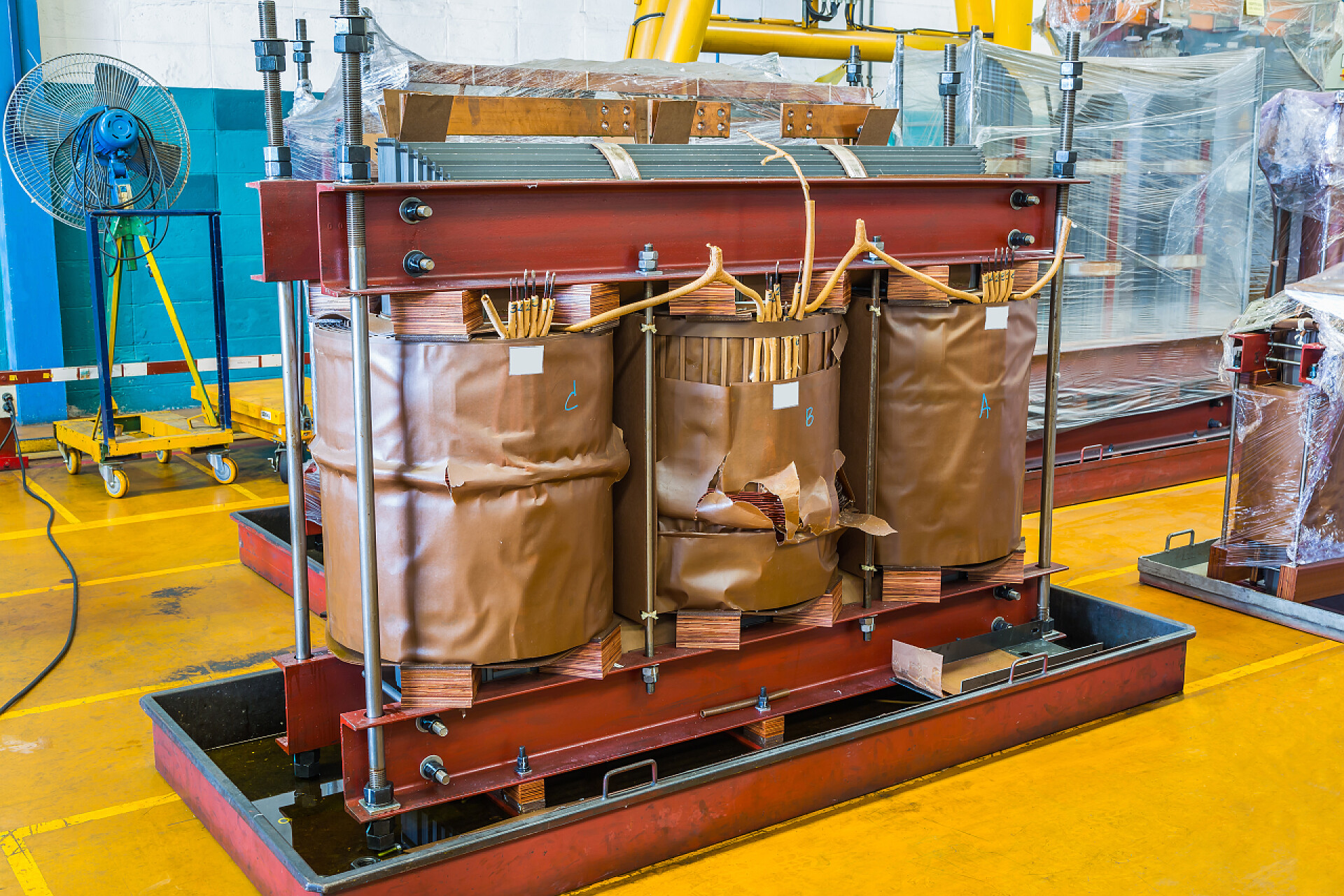 工业工厂油浸式变压器显示核心和损坏线圈