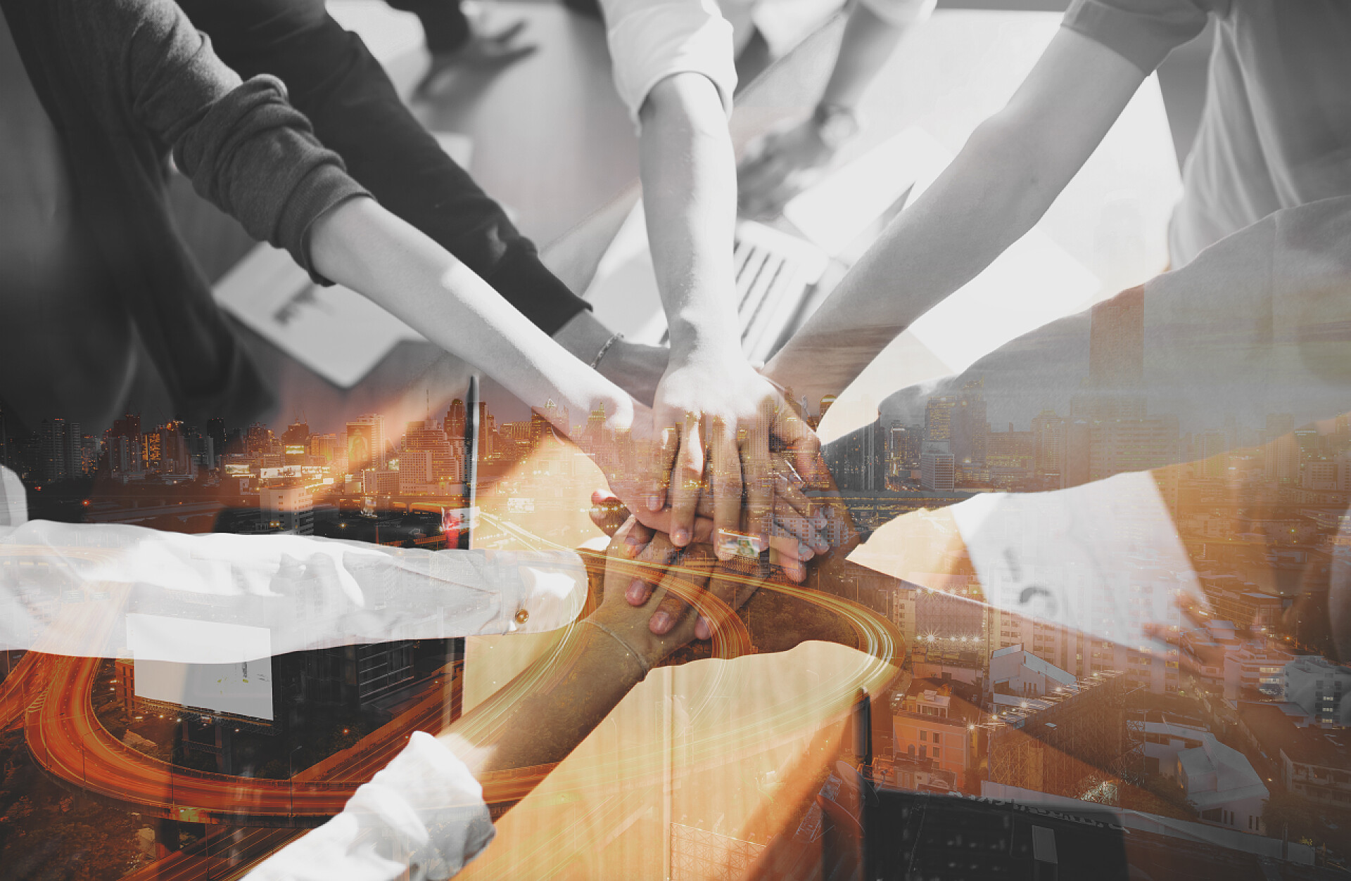 商务商界人士把手叠在一起携手共进和城市融合