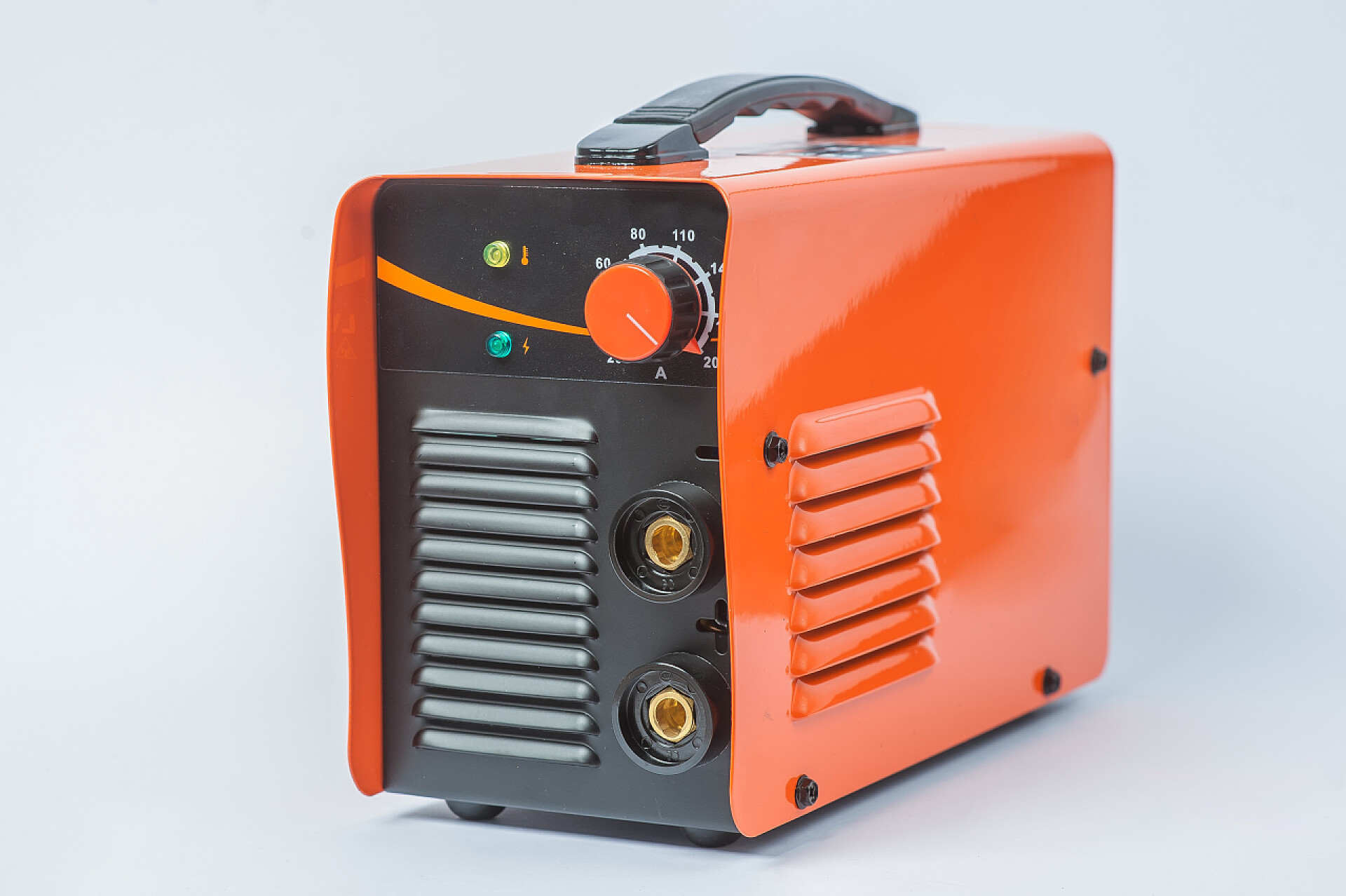 白色背景上的电子变压器特写