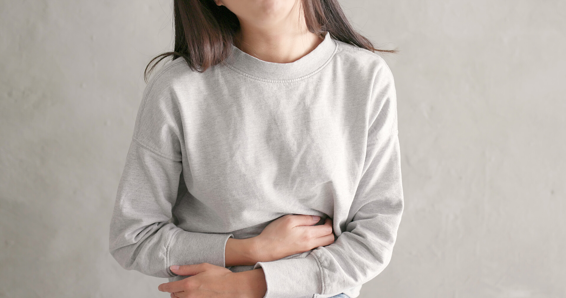 一位穿着白色衣服的女人肚子痛