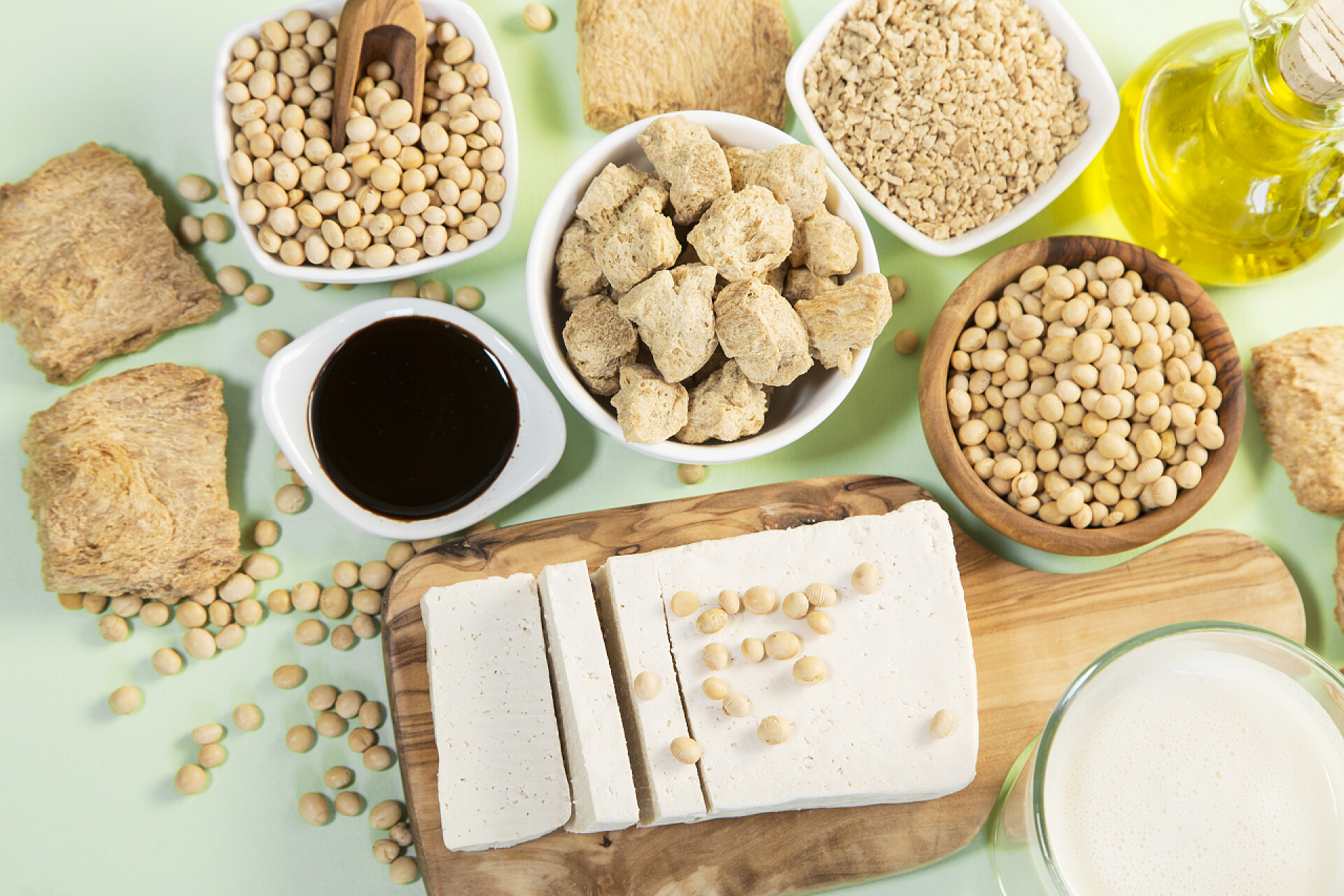 绿色背景下的各种大豆产品